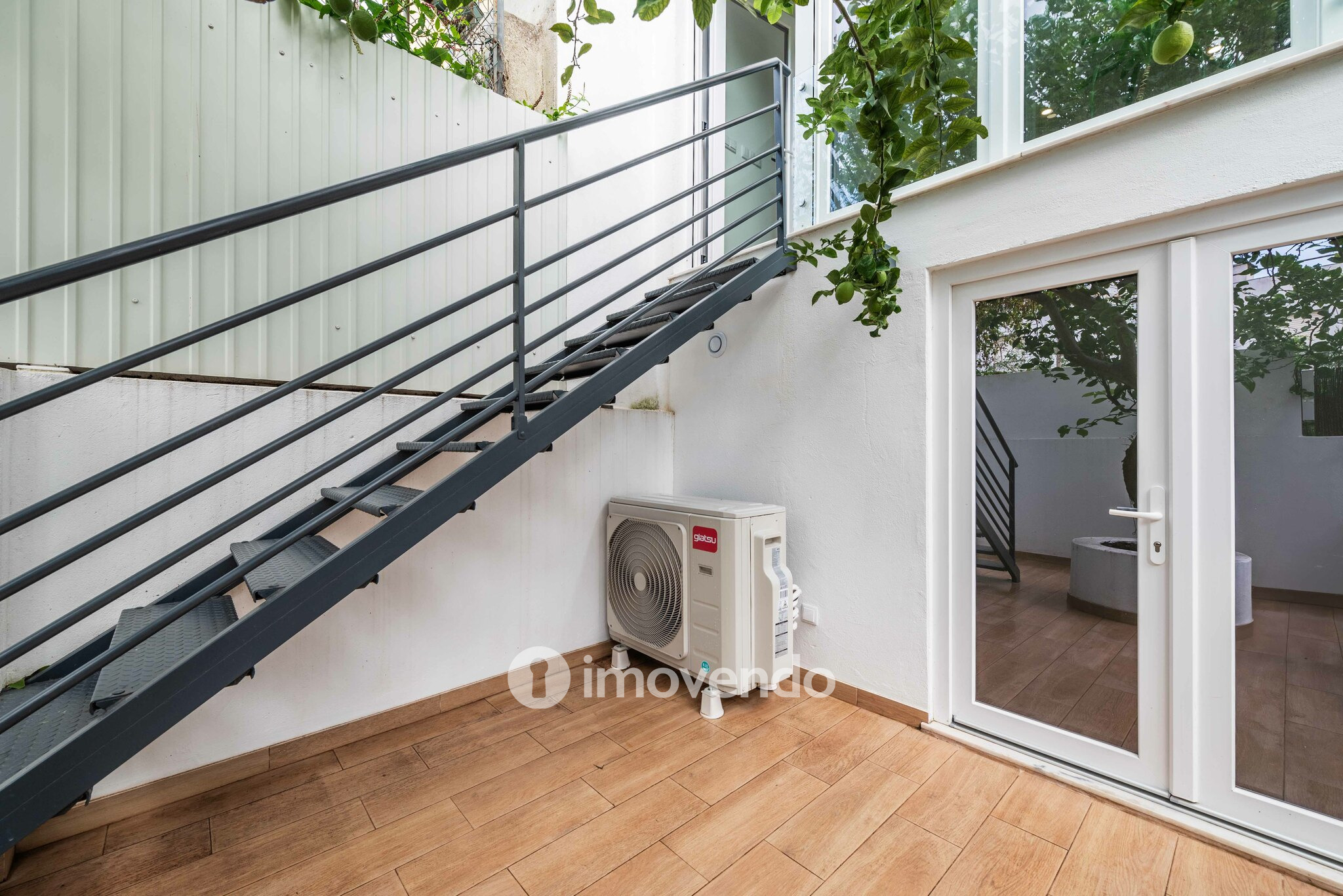 Apartamento T2 remodelado, com pátio e cozinha equipada, em Lisboa