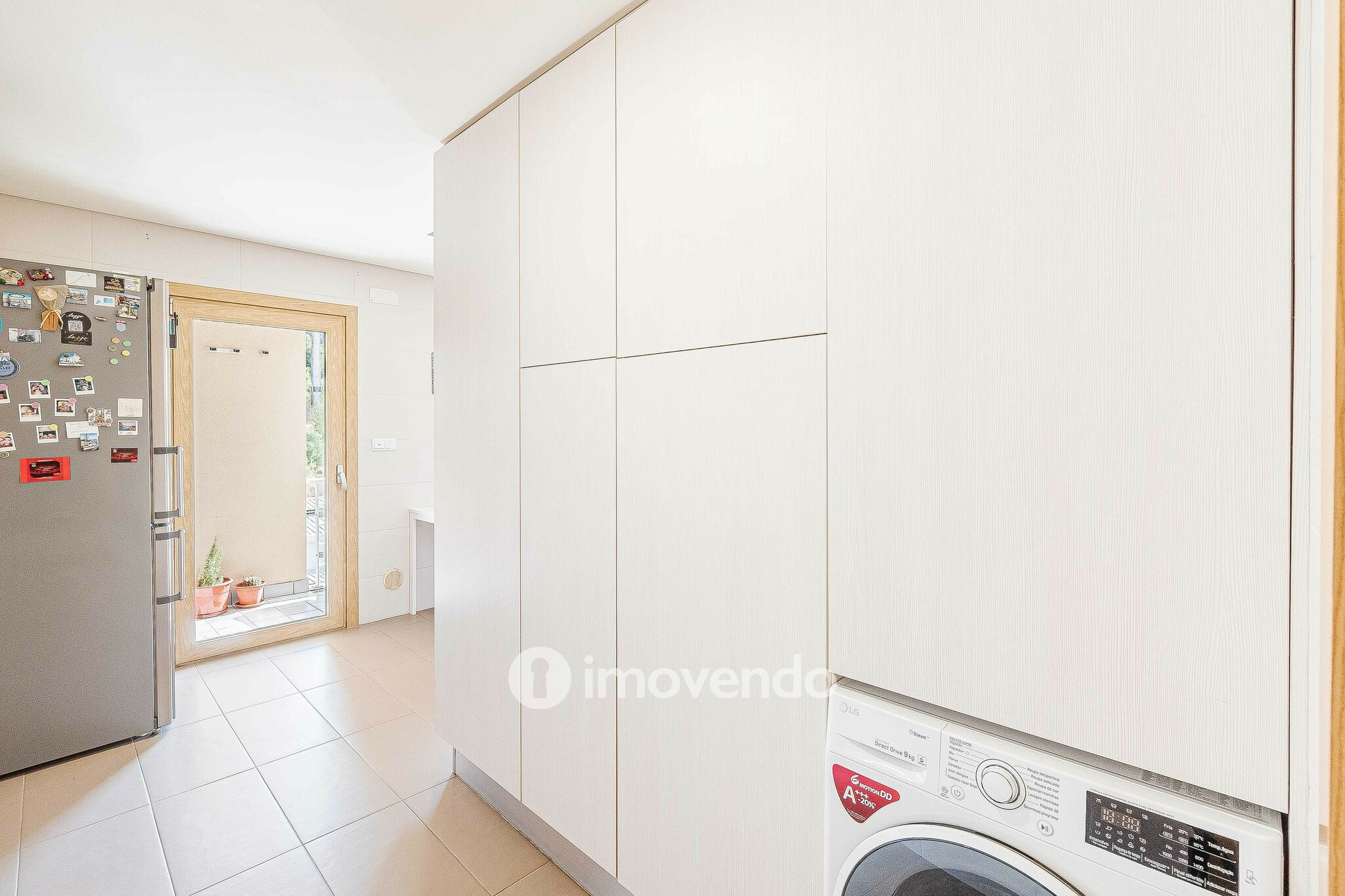 Apartamento T3 com garagem e cozinha equipada, em Alverca