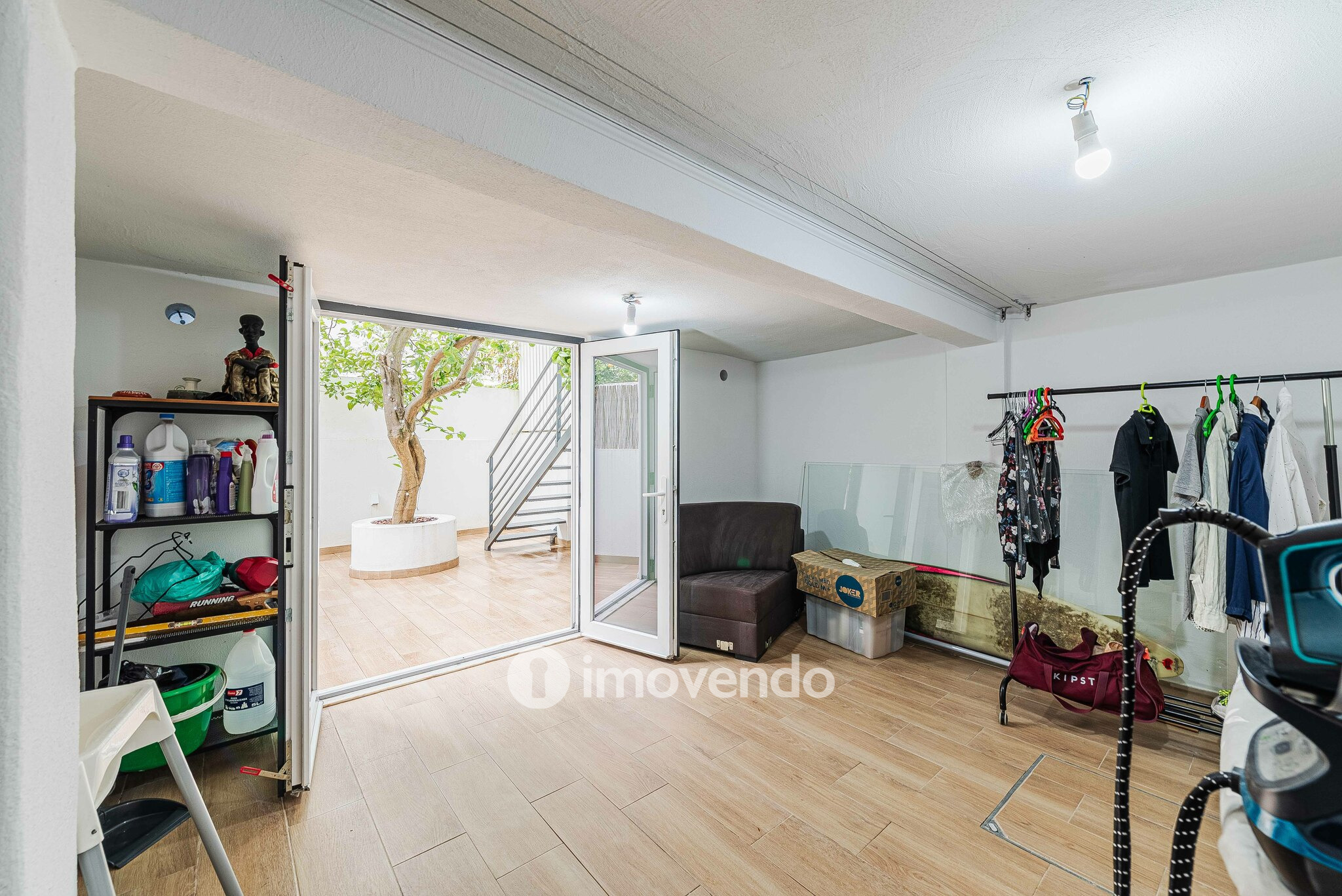 Apartamento T2 remodelado, com pátio e cozinha equipada, em Lisboa