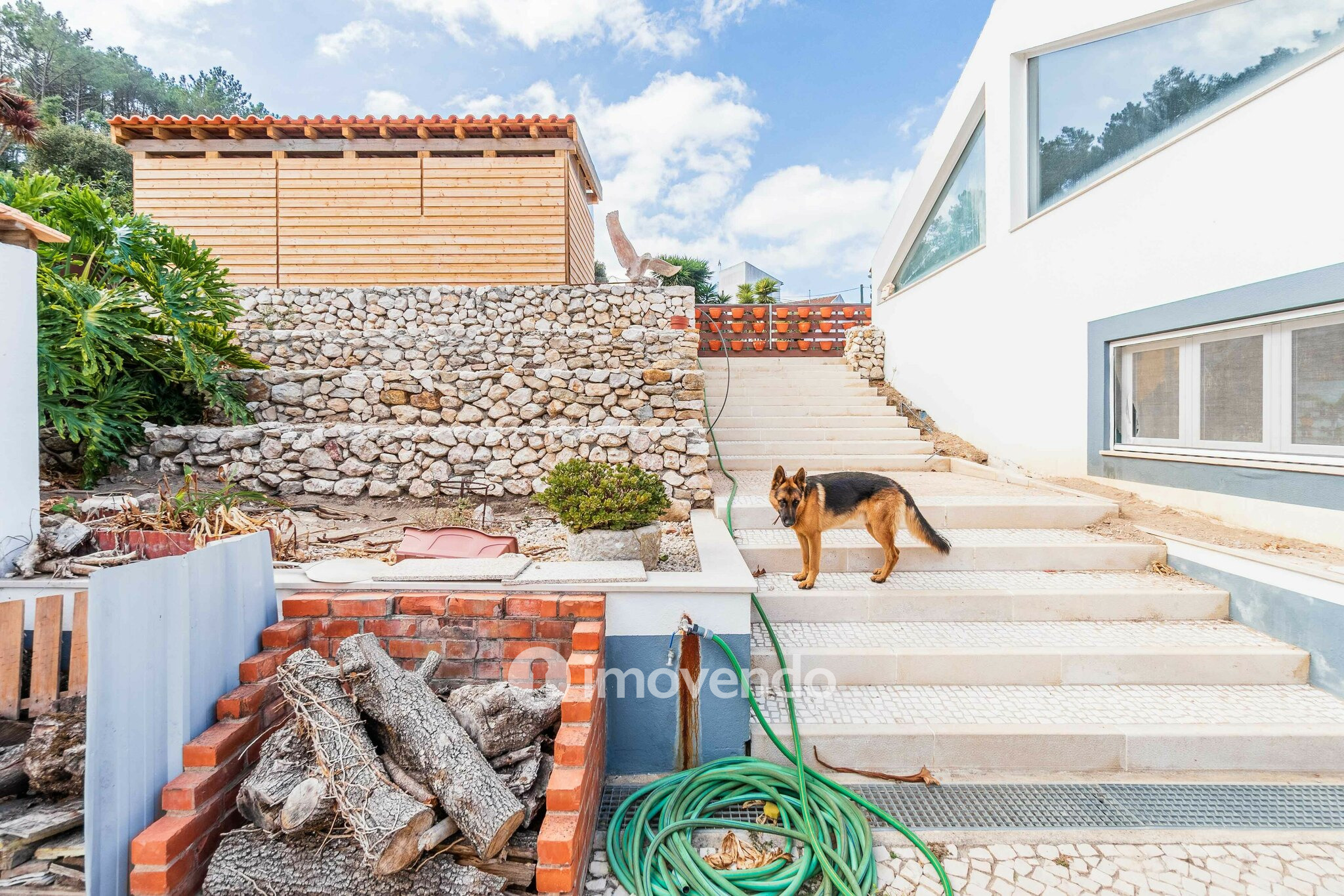 Quinta T3 isolada, com 14.500m² de terreno e piscina, em Loures