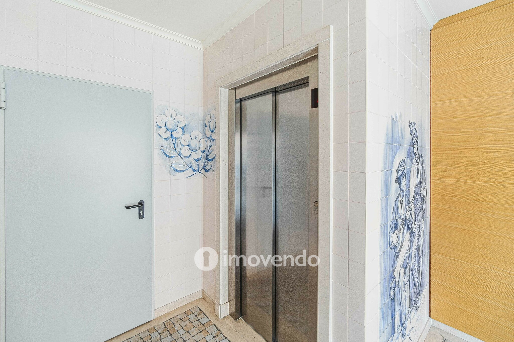 Apartamento T3 com garagem e cozinha equipada, em Alverca