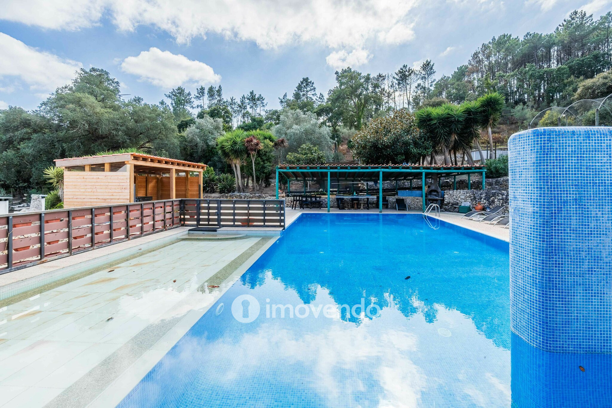 Quinta T3 isolada, com 14.500m² de terreno e piscina, em Loures