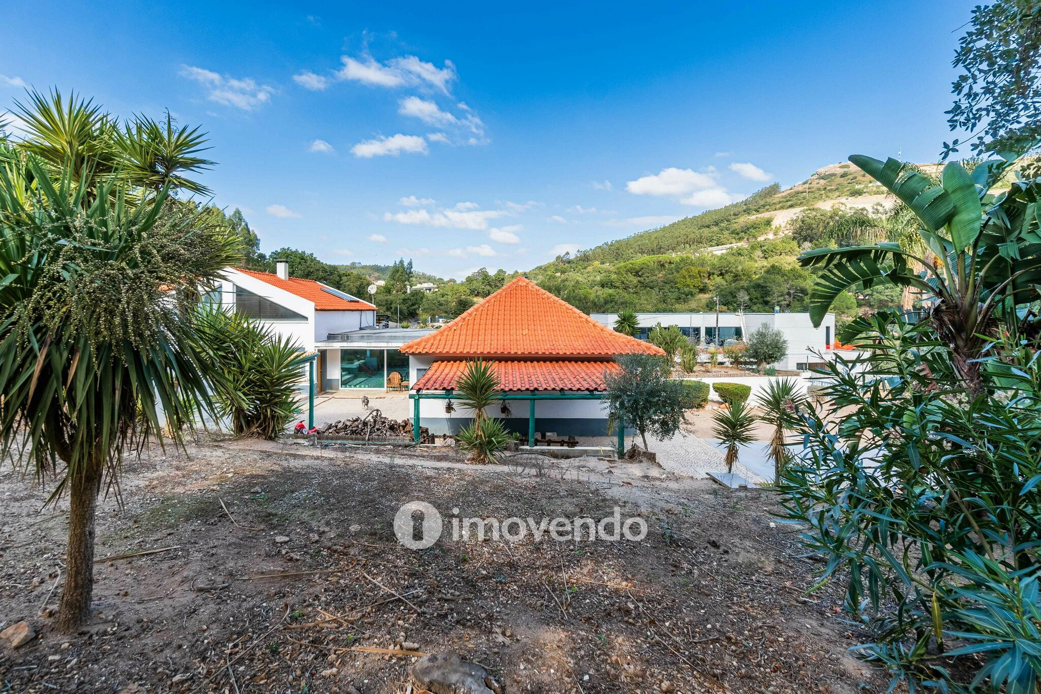 Quinta T3 isolada, com 14.500m² de terreno e piscina, em Loures