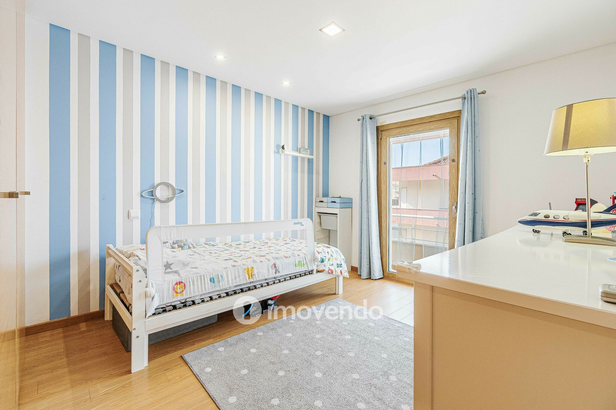 Apartamento T3 com garagem e cozinha equipada, em Alverca