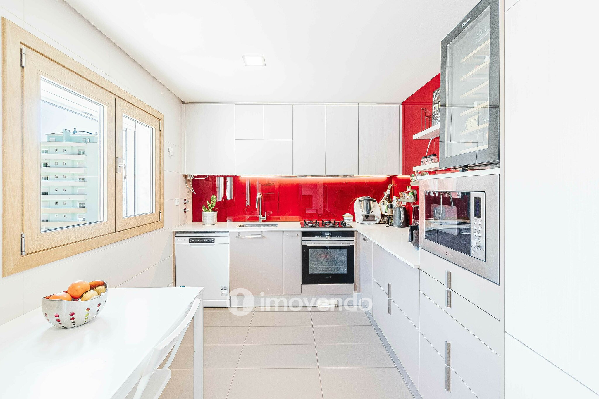 Apartamento T3 com garagem e cozinha equipada, em Alverca