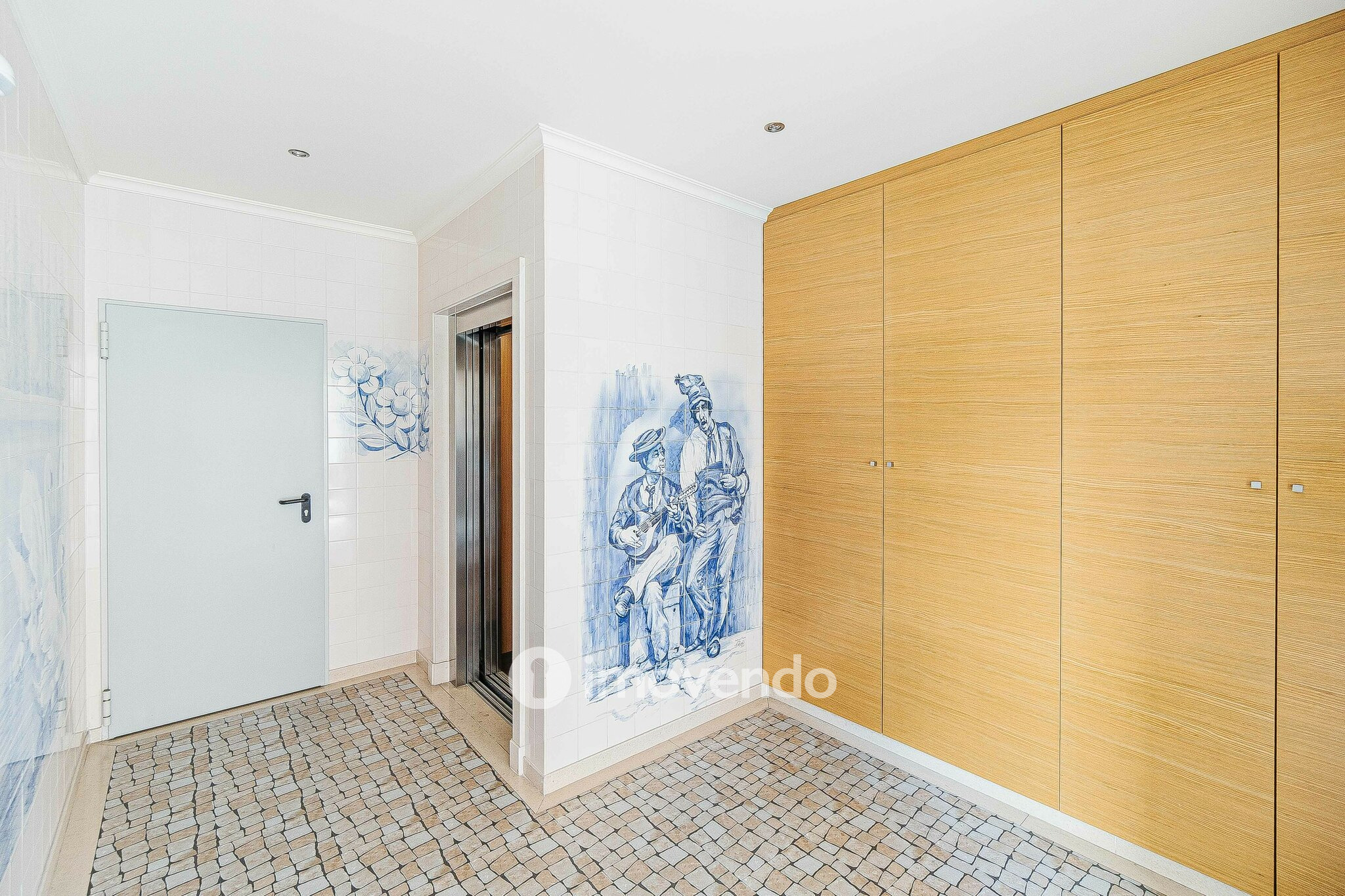 Apartamento T3 com garagem e cozinha equipada, em Alverca