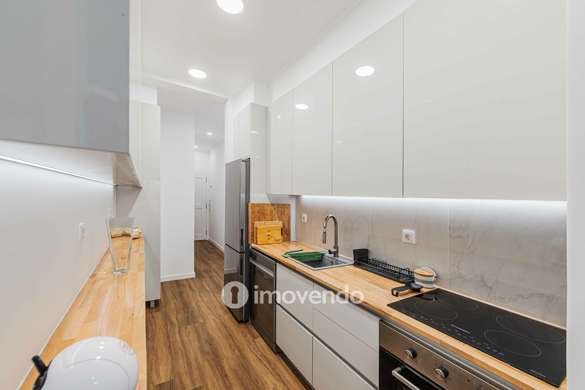 Apartamento T2 remodelado, com pátio e cozinha equipada, em Lisboa