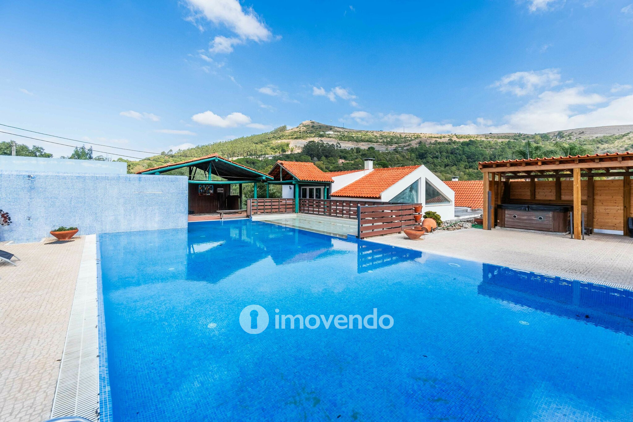 Quinta T3 isolada, com 14.500m² de terreno e piscina, em Loures