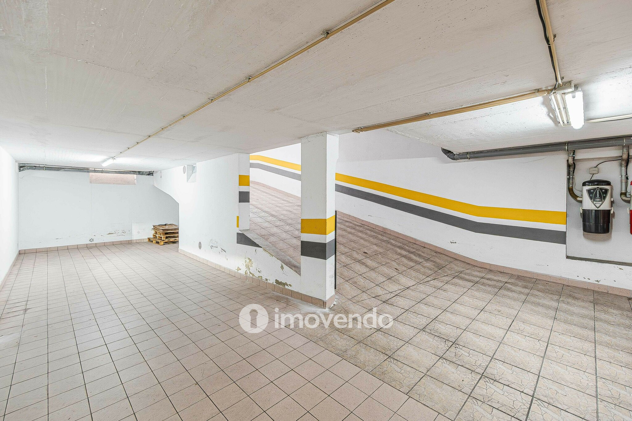 Apartamento T3 com garagem e cozinha equipada, em Alverca