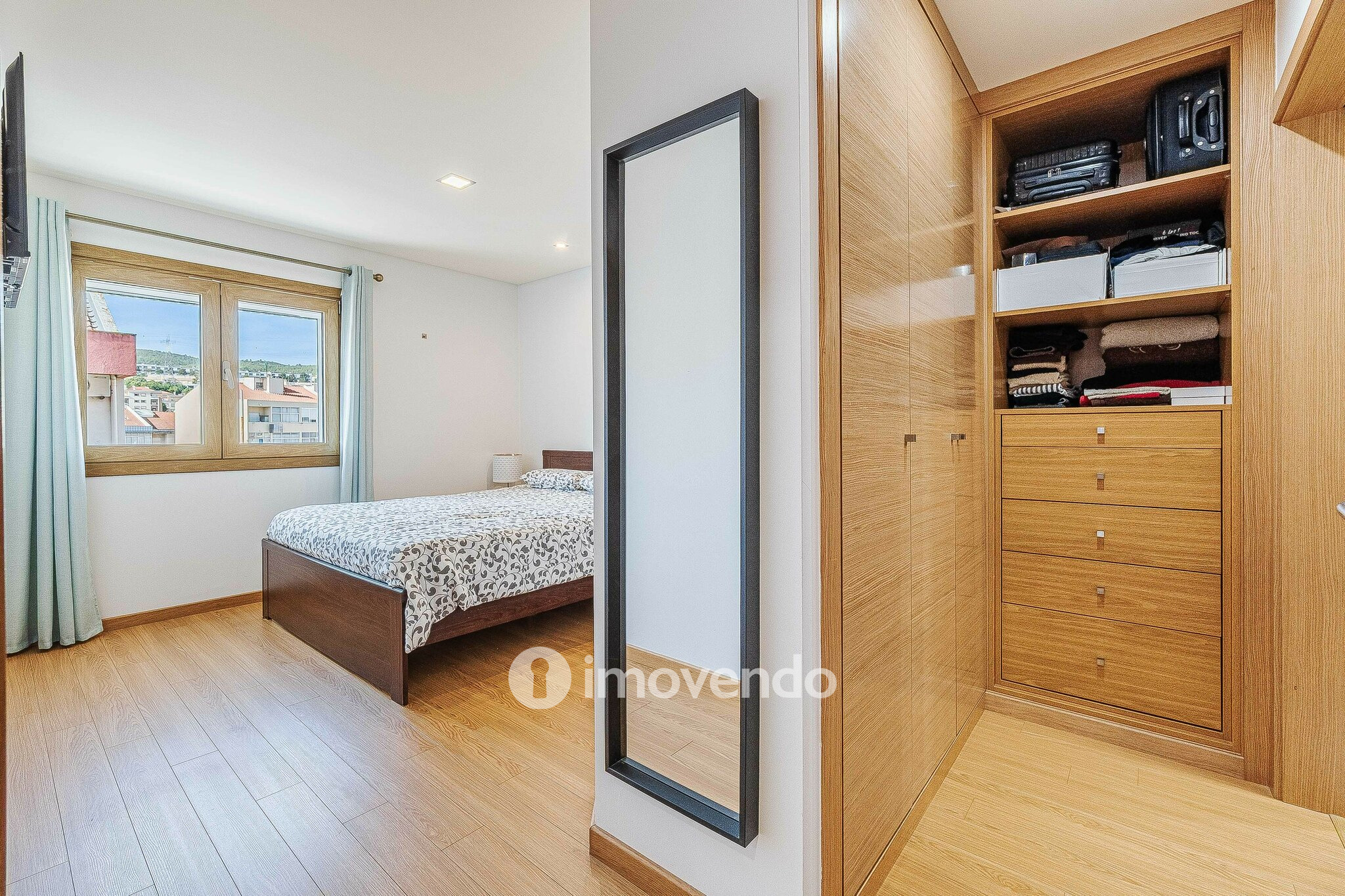 Apartamento T3 com garagem e cozinha equipada, em Alverca