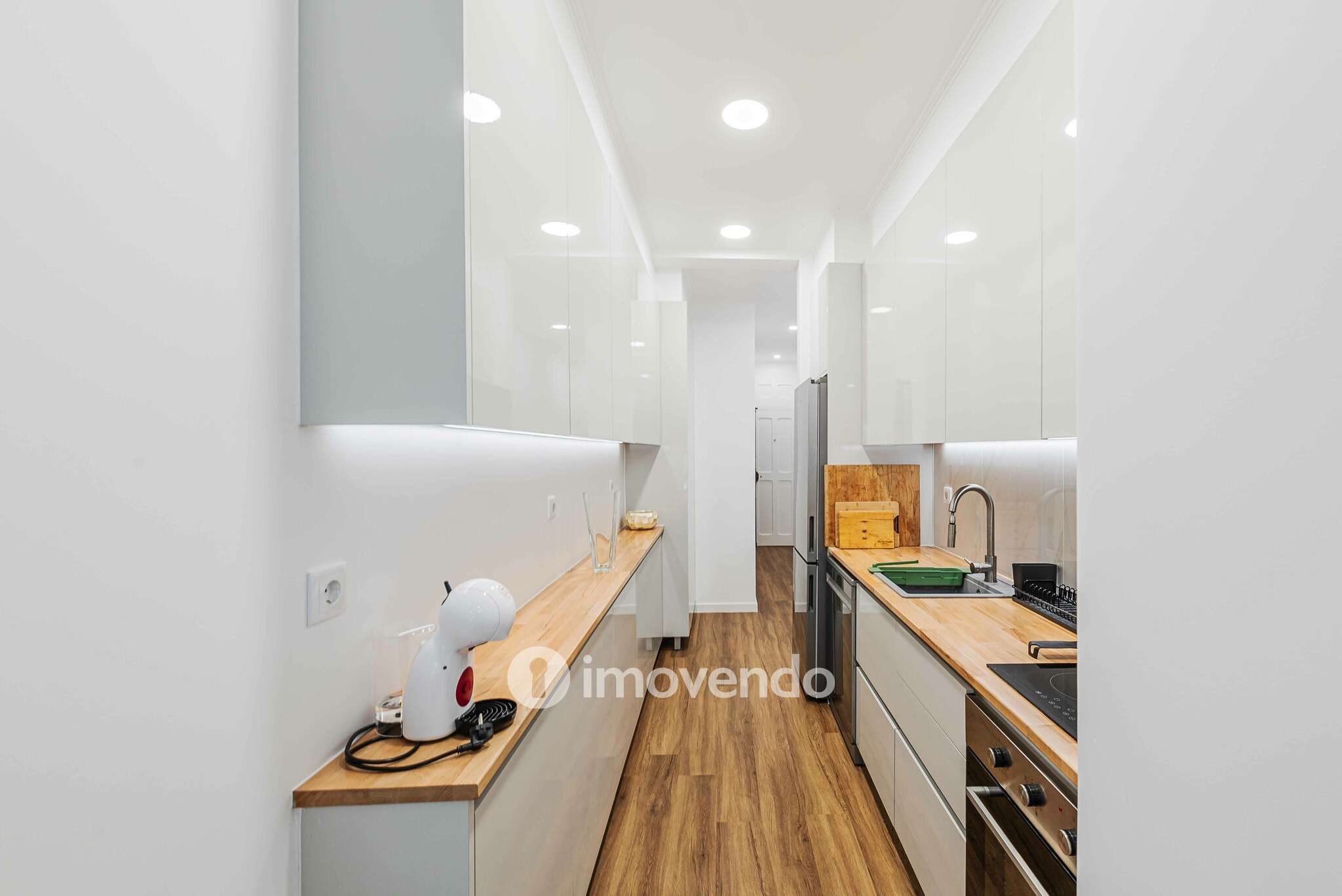 Apartamento T2 remodelado, com pátio e cozinha equipada, em Lisboa