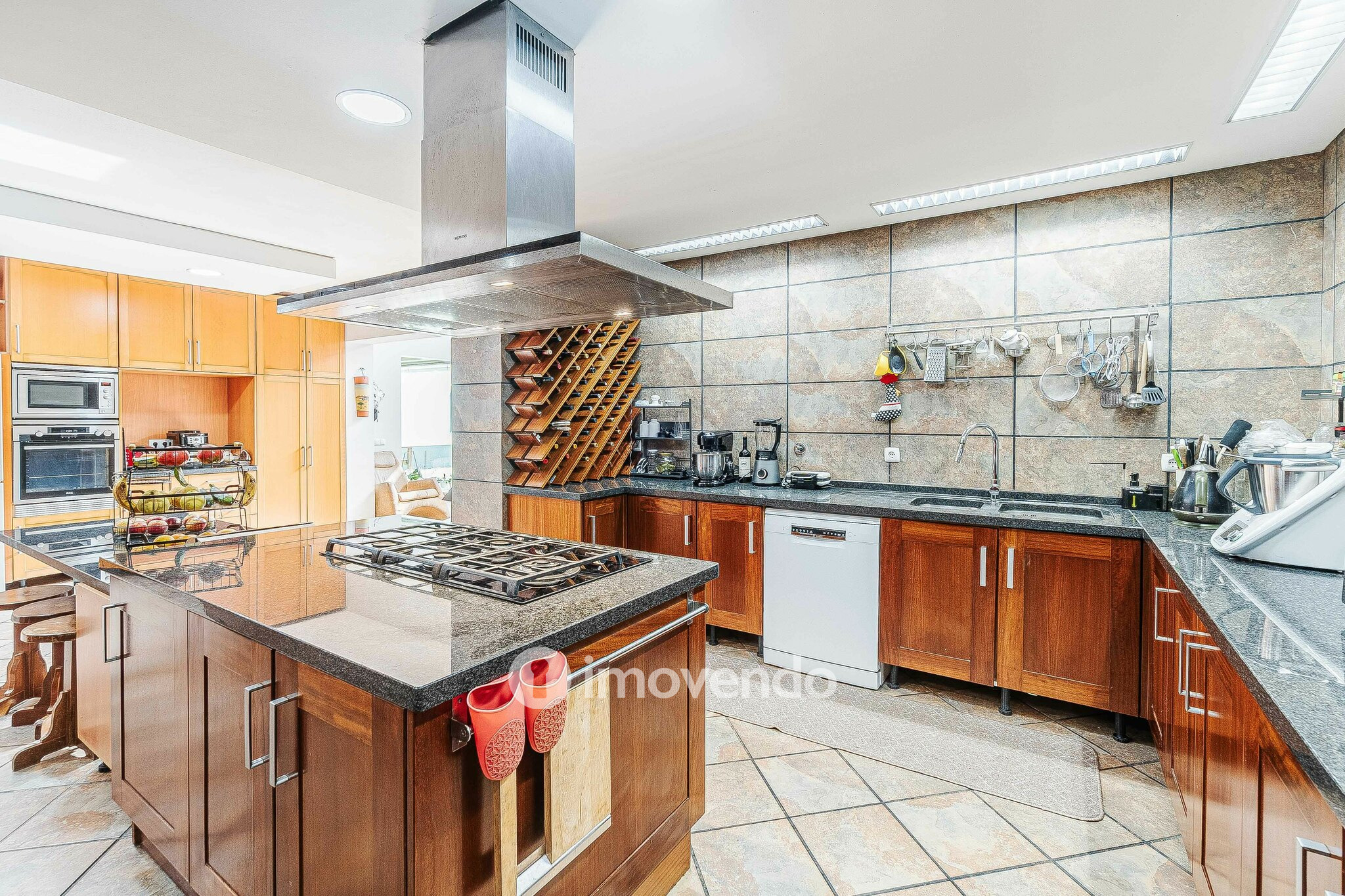 Quinta T3 isolada, com 14.500m² de terreno e piscina, em Loures