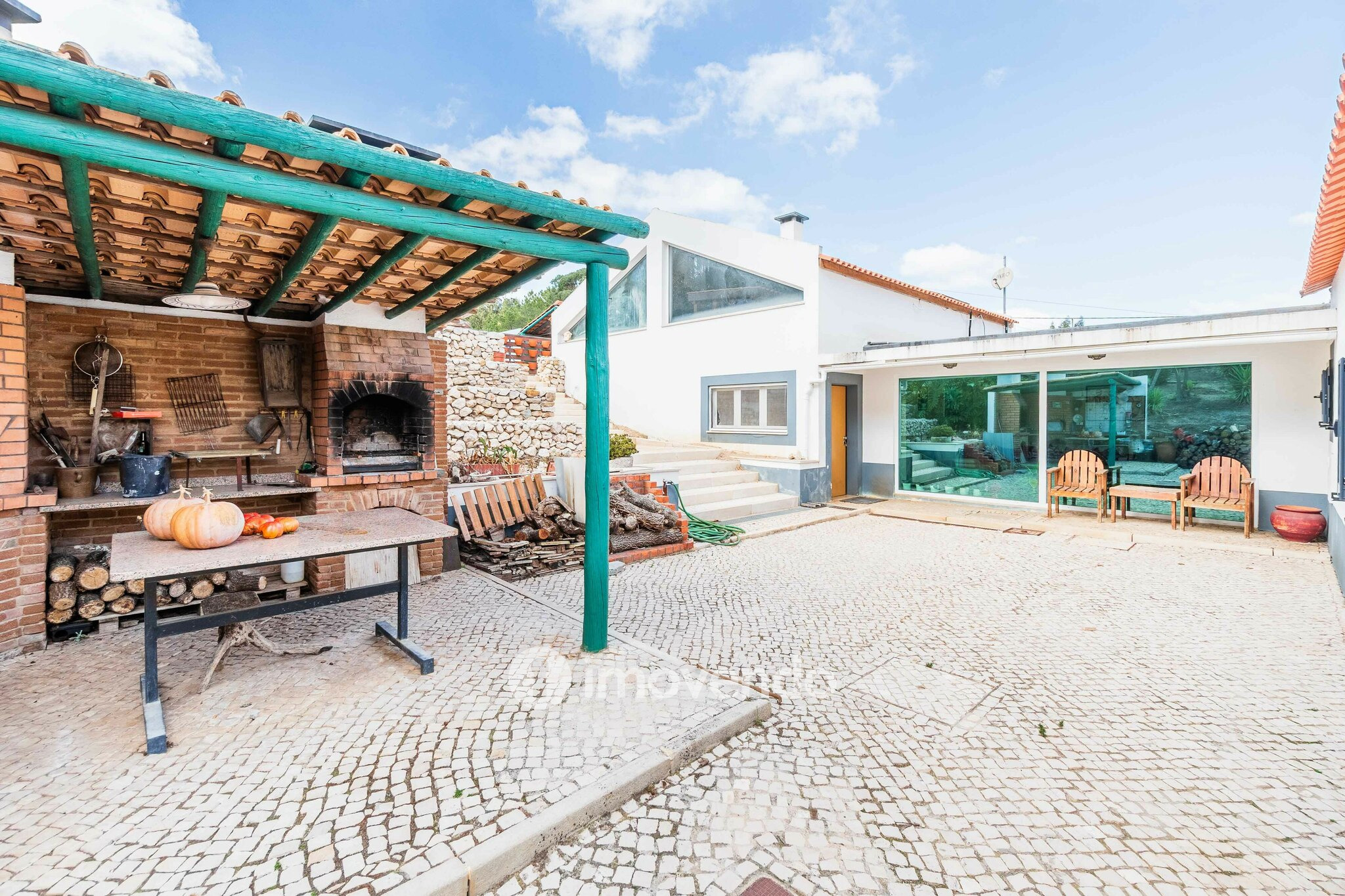 Quinta T3 isolada, com 14.500m² de terreno e piscina, em Loures