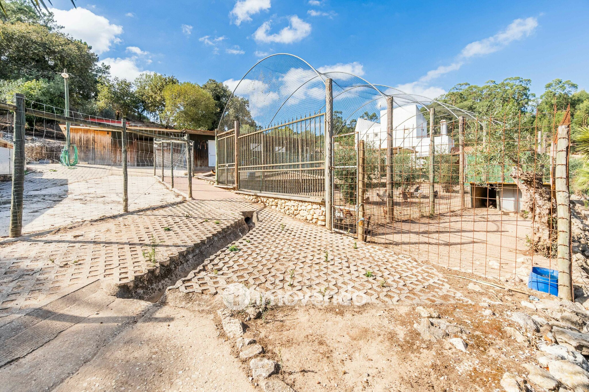 Quinta T3 isolada, com 14.500m² de terreno e piscina, em Loures