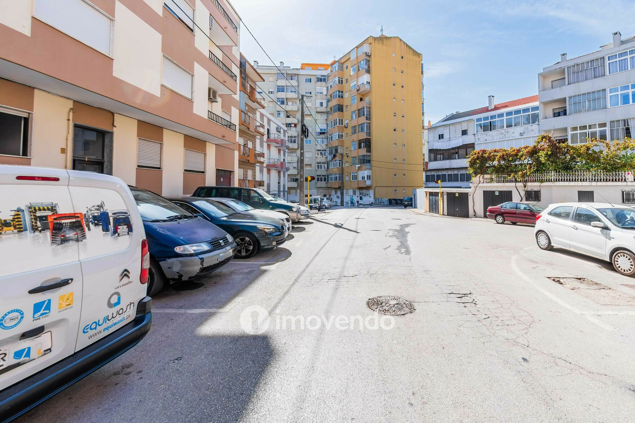 Apartamento T3 com garagem e cozinha equipada, em Alverca