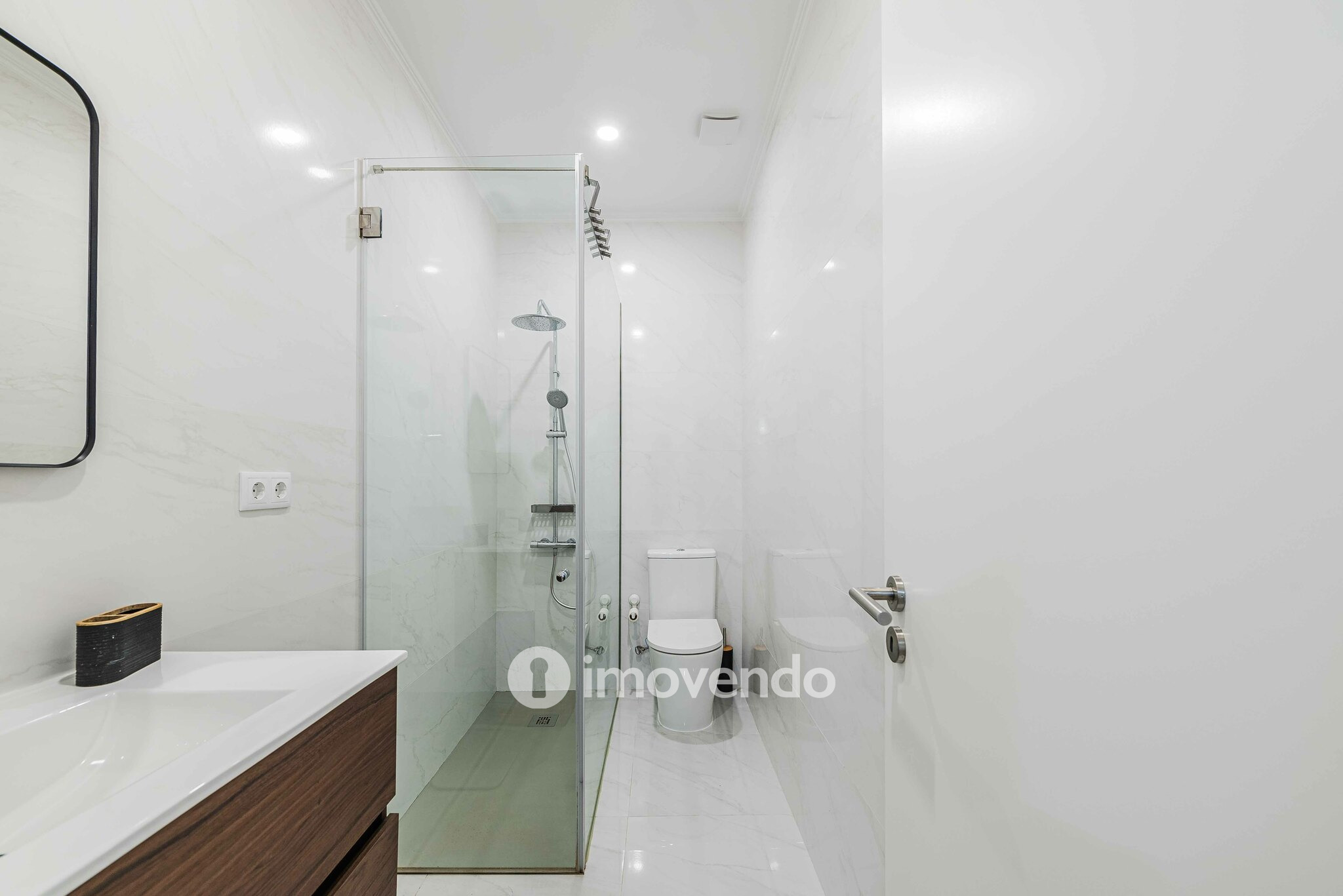 Apartamento T2 remodelado, com pátio e cozinha equipada, em Lisboa