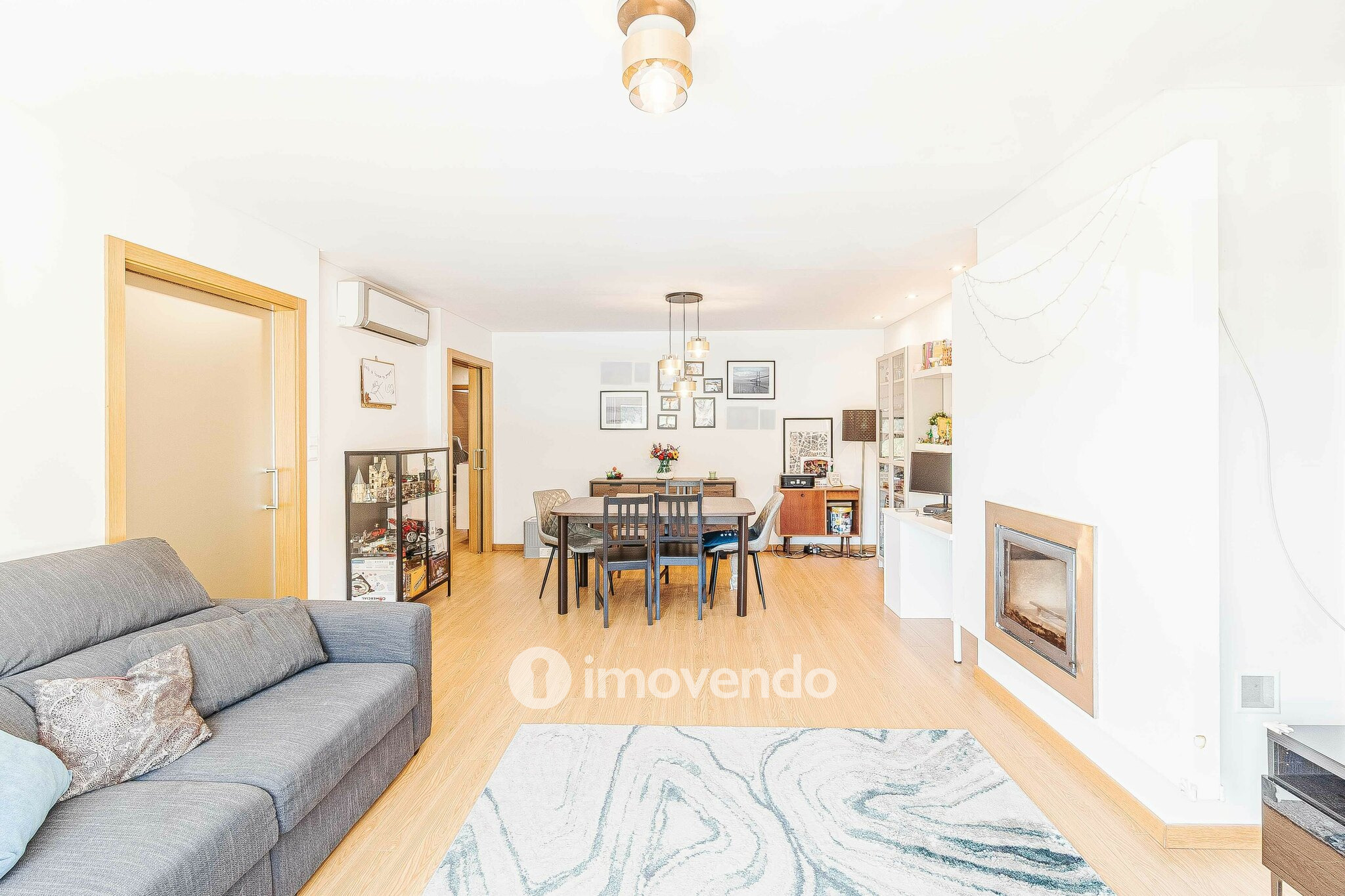 Apartamento T3 com garagem e cozinha equipada, em Alverca