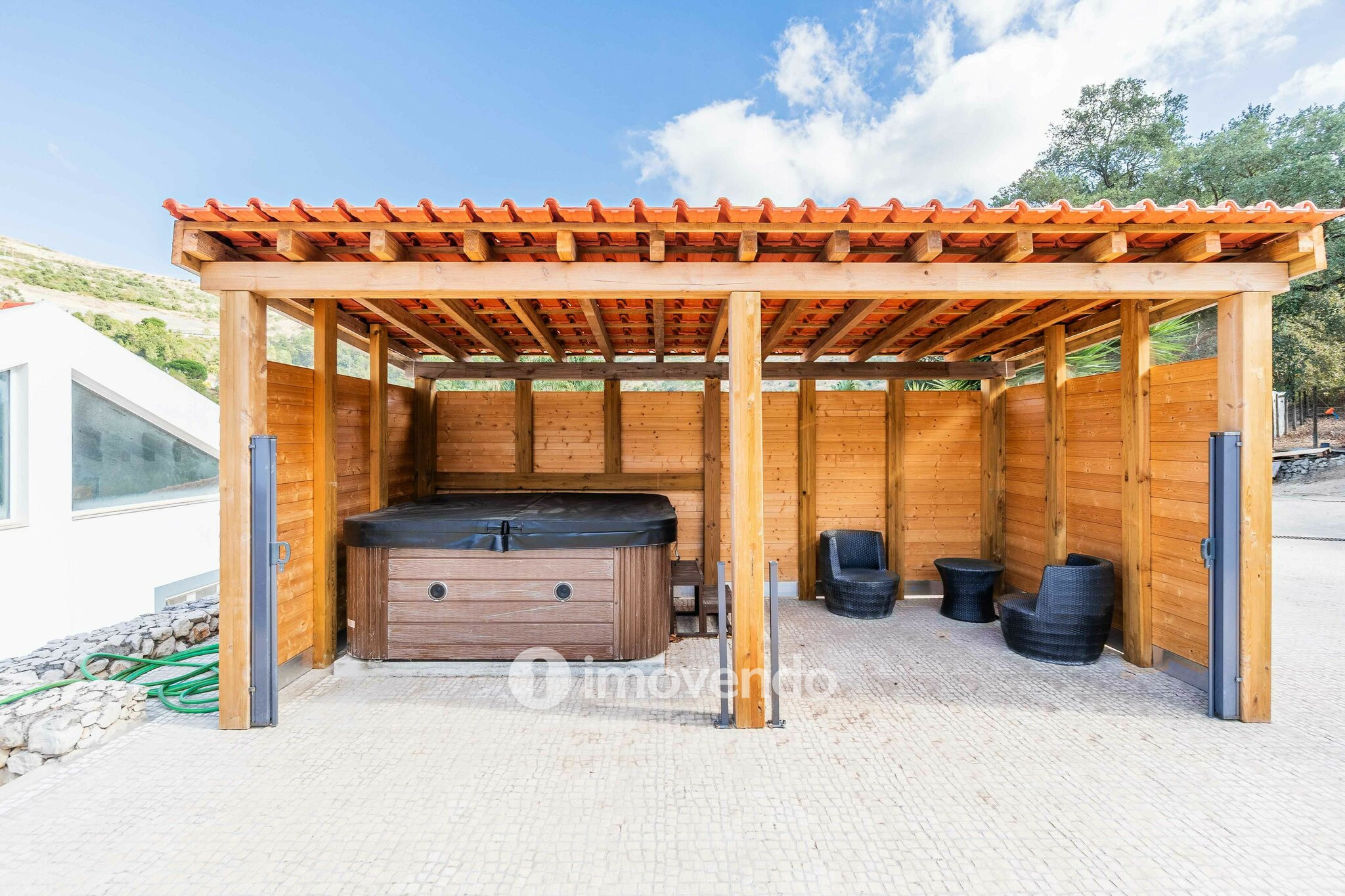 Quinta T3 isolada, com 14.500m² de terreno e piscina, em Loures