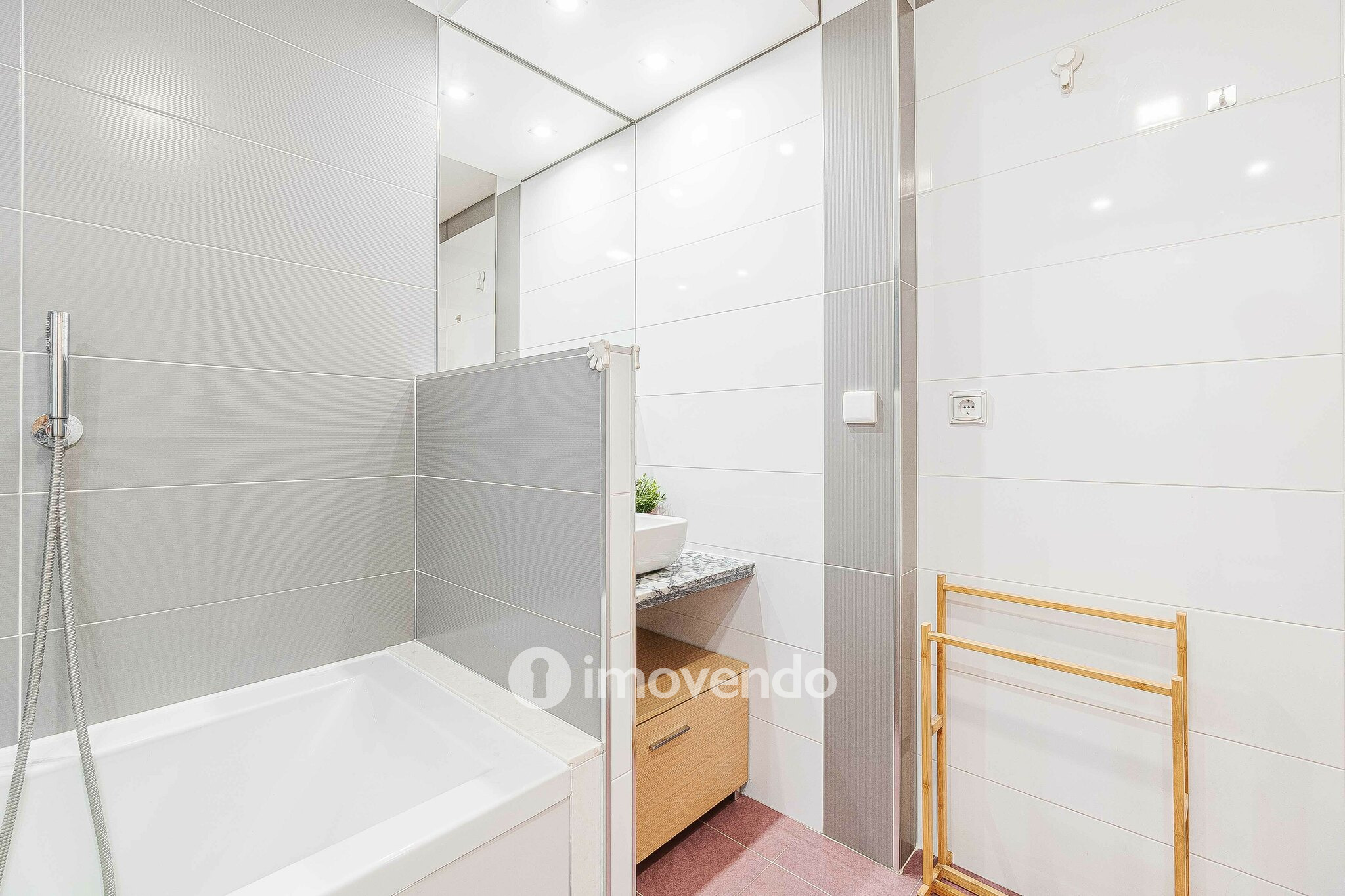 Apartamento T3 com garagem e cozinha equipada, em Alverca