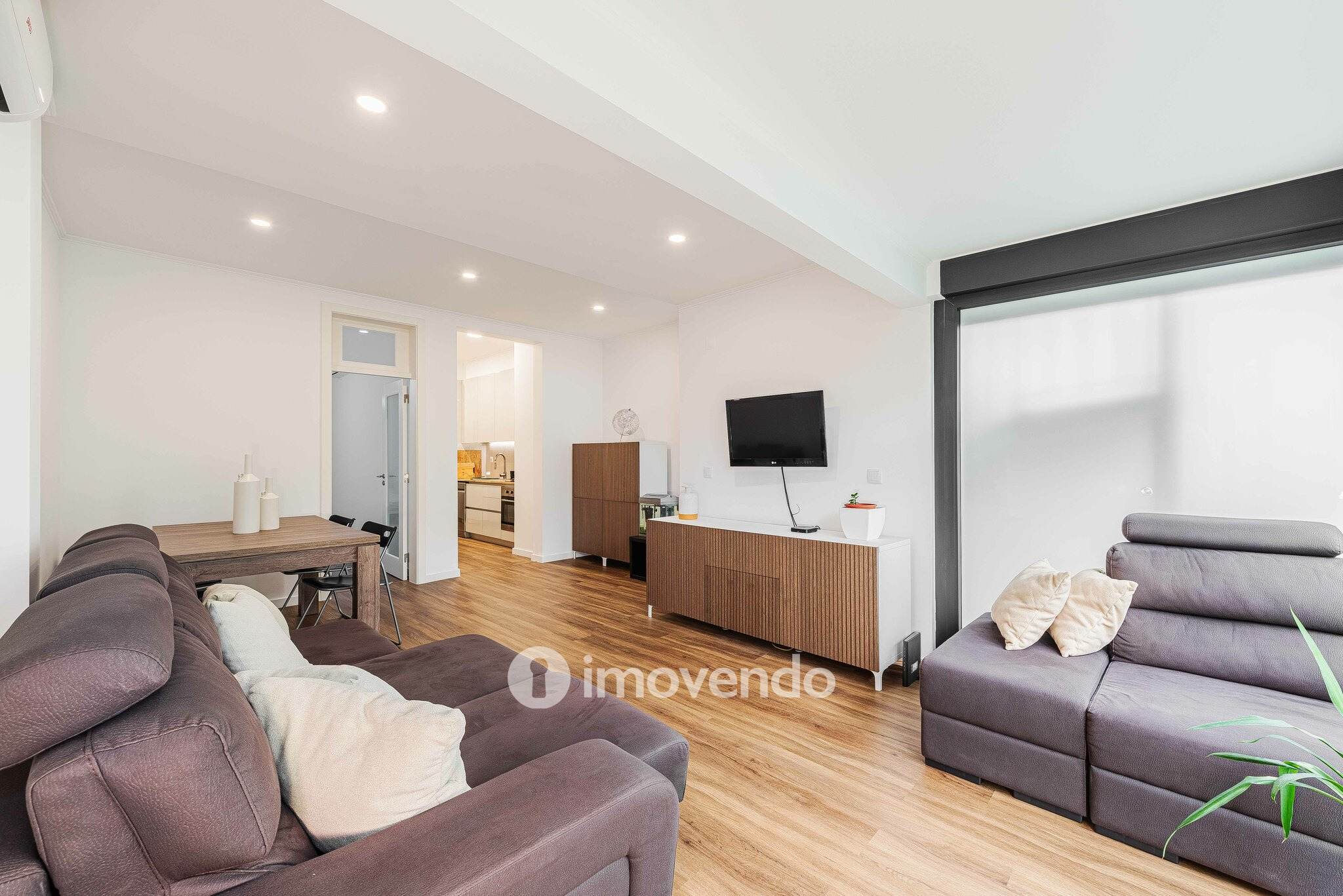 Apartamento T2 remodelado, com pátio e cozinha equipada, em Lisboa