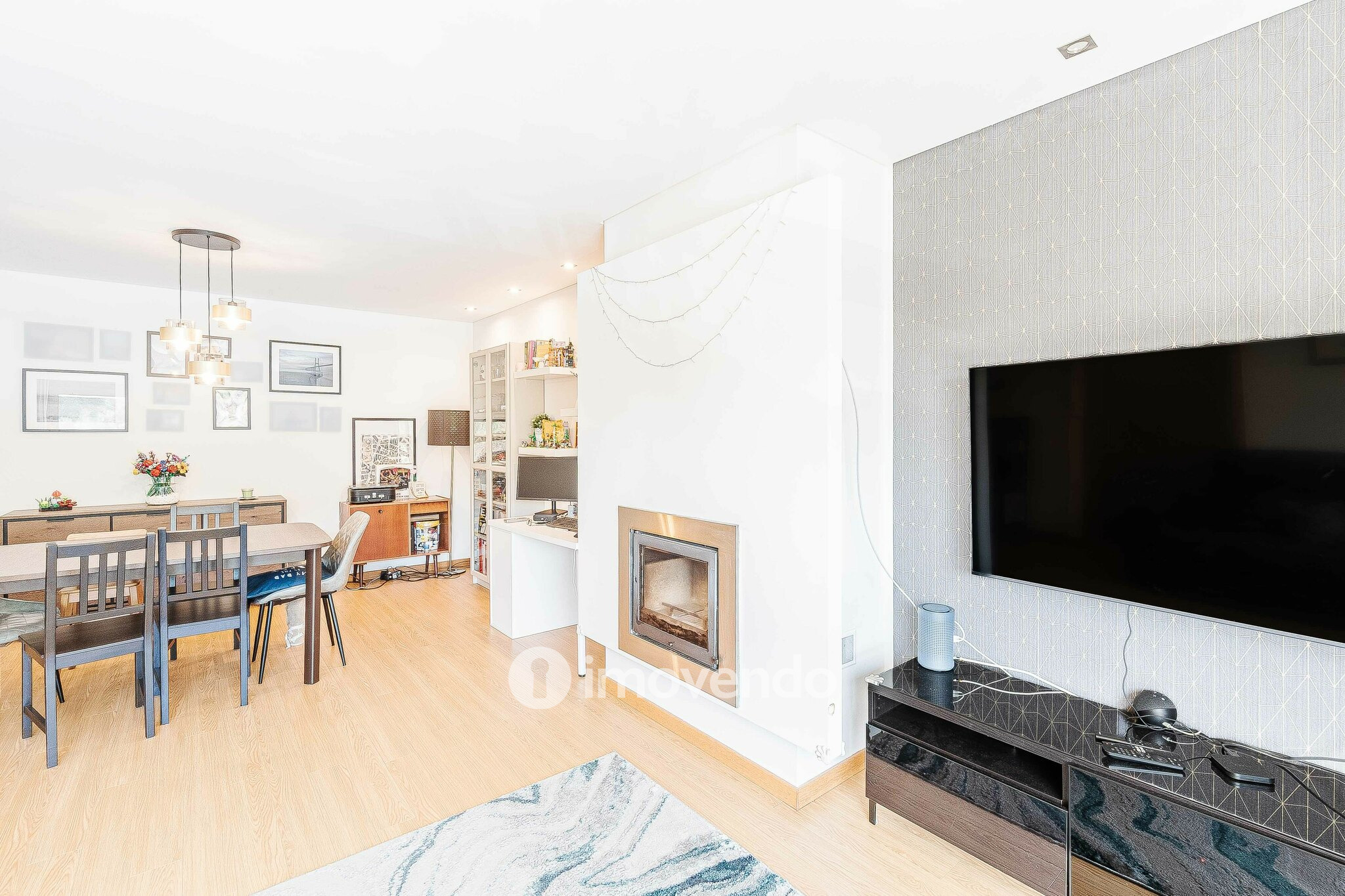 Apartamento T3 com garagem e cozinha equipada, em Alverca