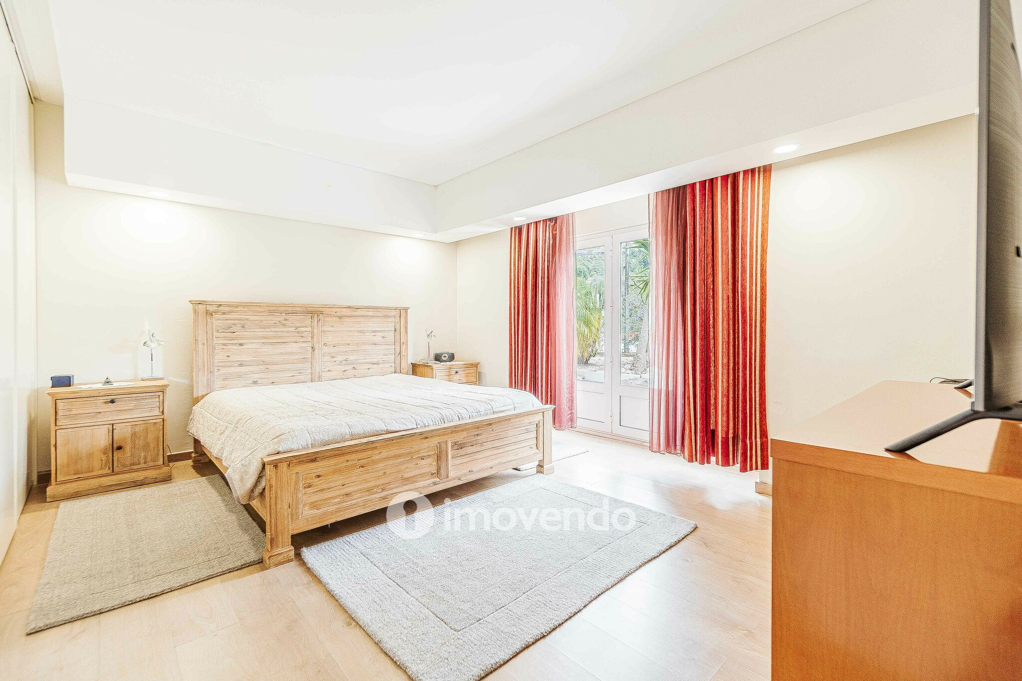 Quinta T3 isolada, com 14.500m² de terreno e piscina, em Loures