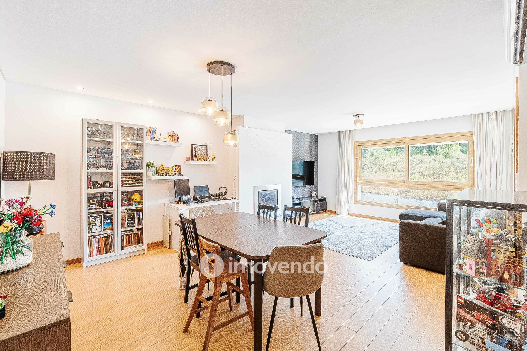 Apartamento T3 com garagem e cozinha equipada, em Alverca