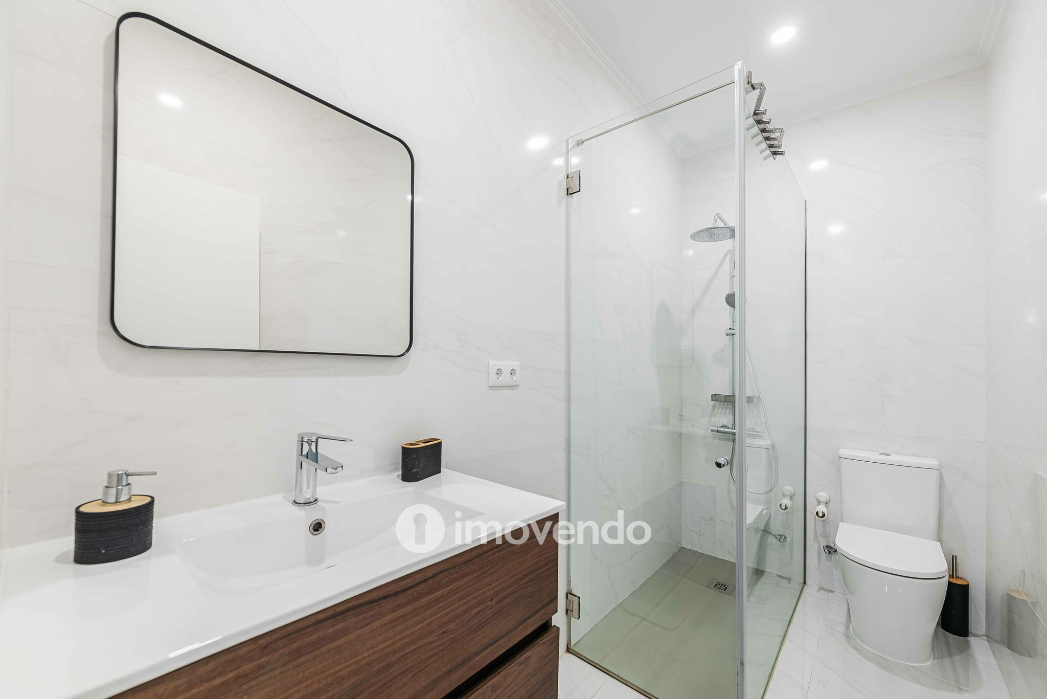 Apartamento T2 remodelado, com pátio e cozinha equipada, em Lisboa