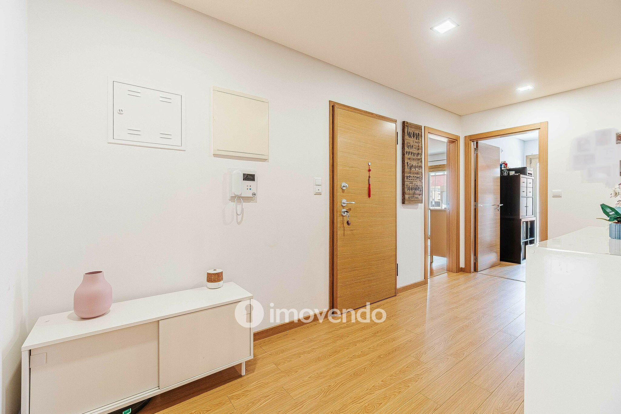 Apartamento T3 com garagem e cozinha equipada, em Alverca