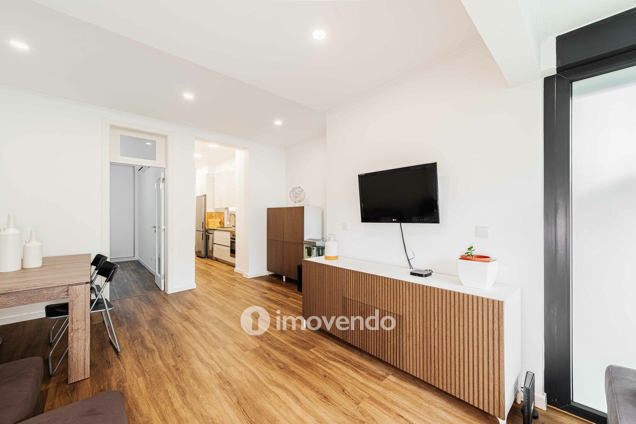 Apartamento T2 remodelado, com pátio e cozinha equipada, em Lisboa