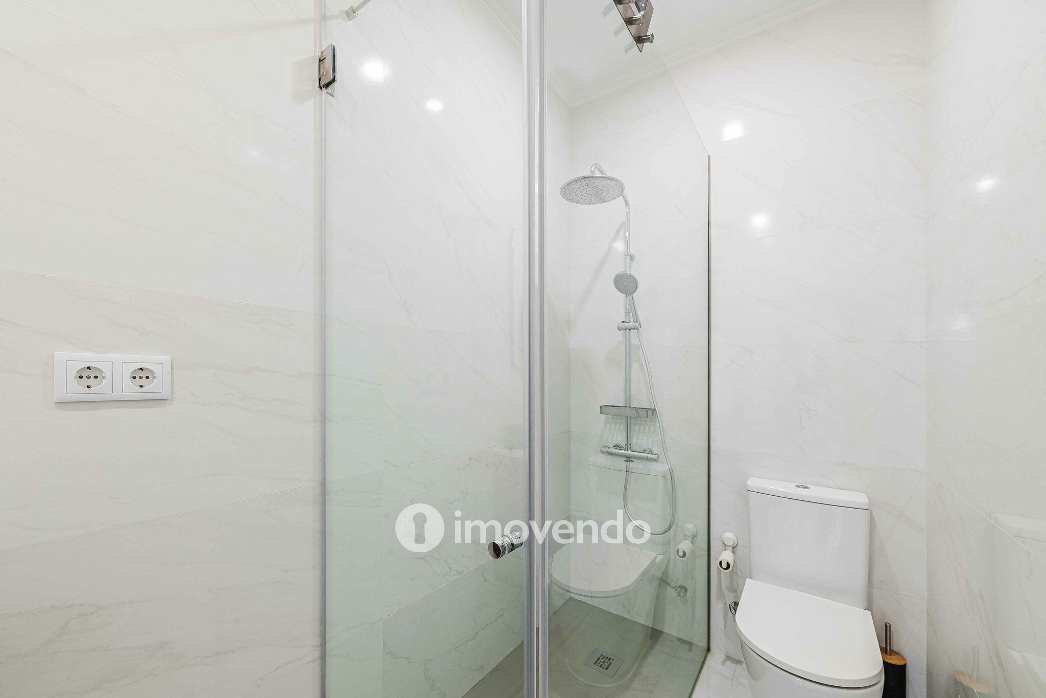 Apartamento T2 remodelado, com pátio e cozinha equipada, em Lisboa