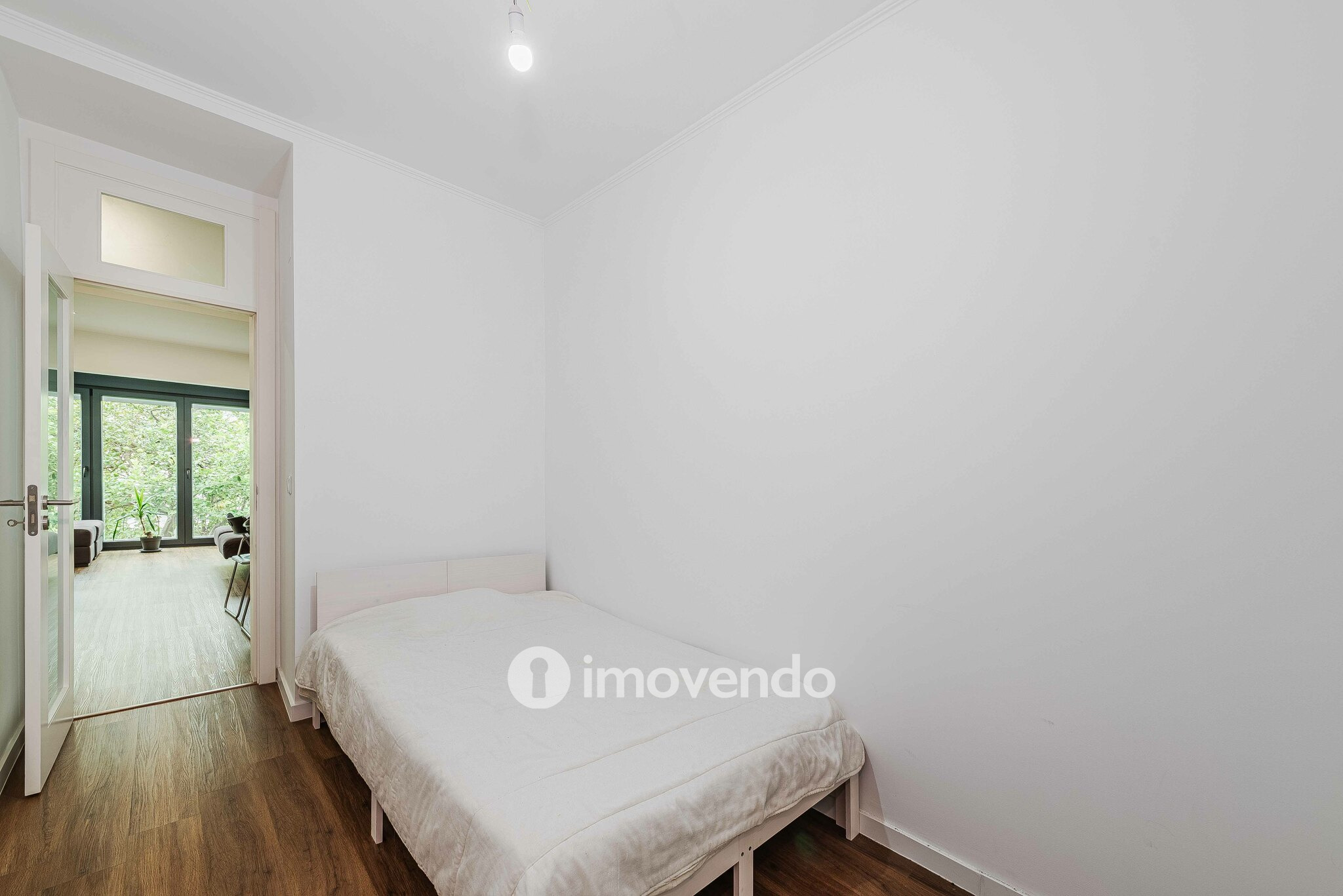 Apartamento T2 remodelado, com pátio e cozinha equipada, em Lisboa