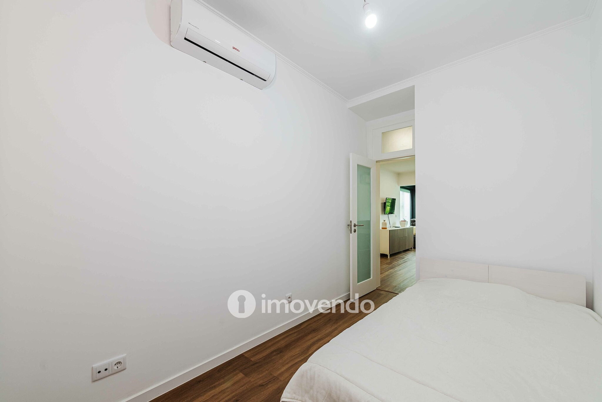 Apartamento T2 remodelado, com pátio e cozinha equipada, em Lisboa