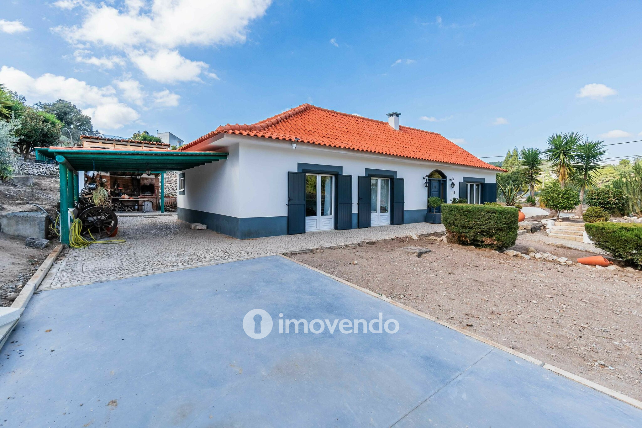 Quinta T3 isolada, com 14.500m² de terreno e piscina, em Loures