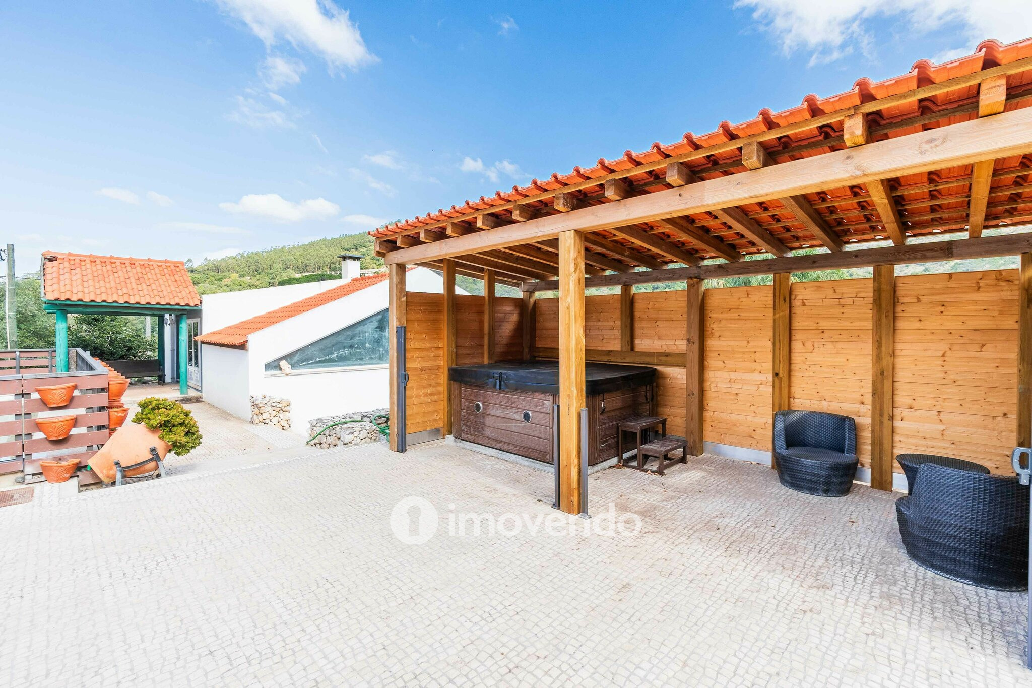 Quinta T3 isolada, com 14.500m² de terreno e piscina, em Loures