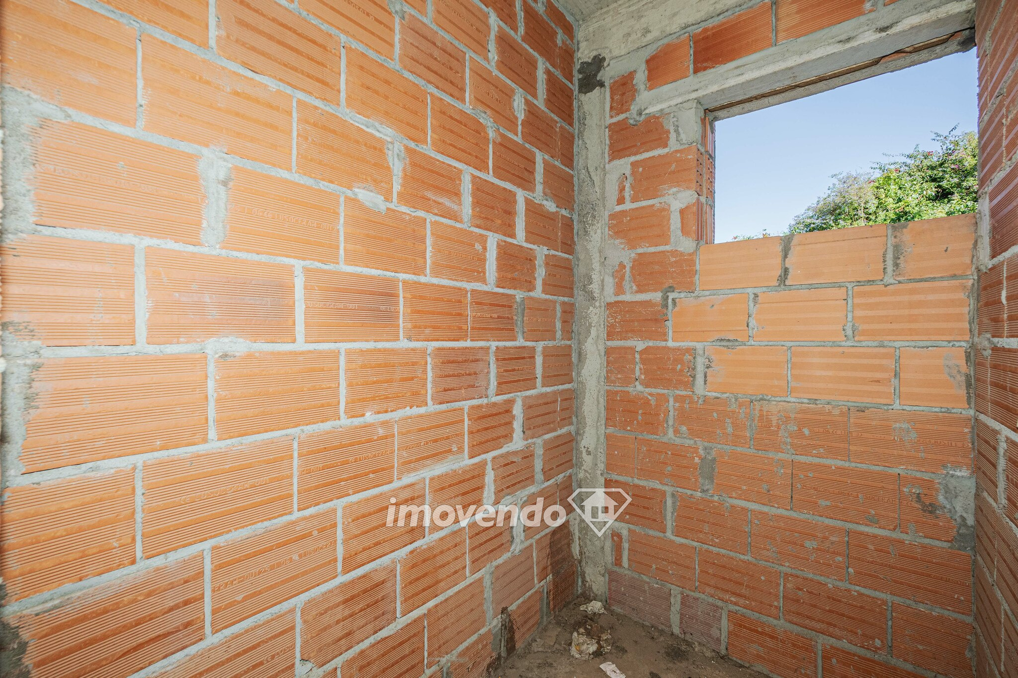 Terreno Urbano com 808m2, próximo do Tagus Park e Fábrica da Pólvora
