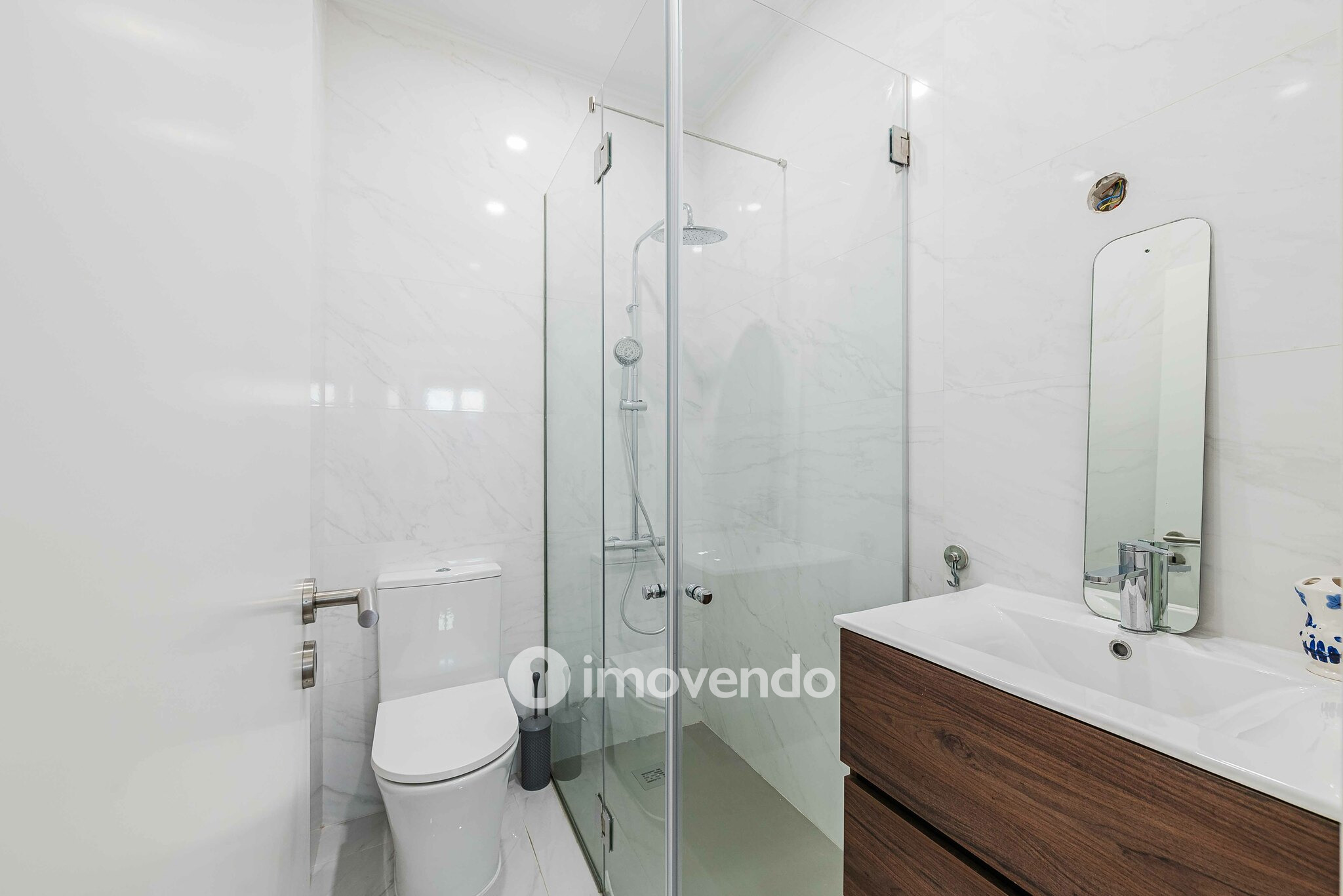 Apartamento T2 remodelado, com pátio e cozinha equipada, em Lisboa