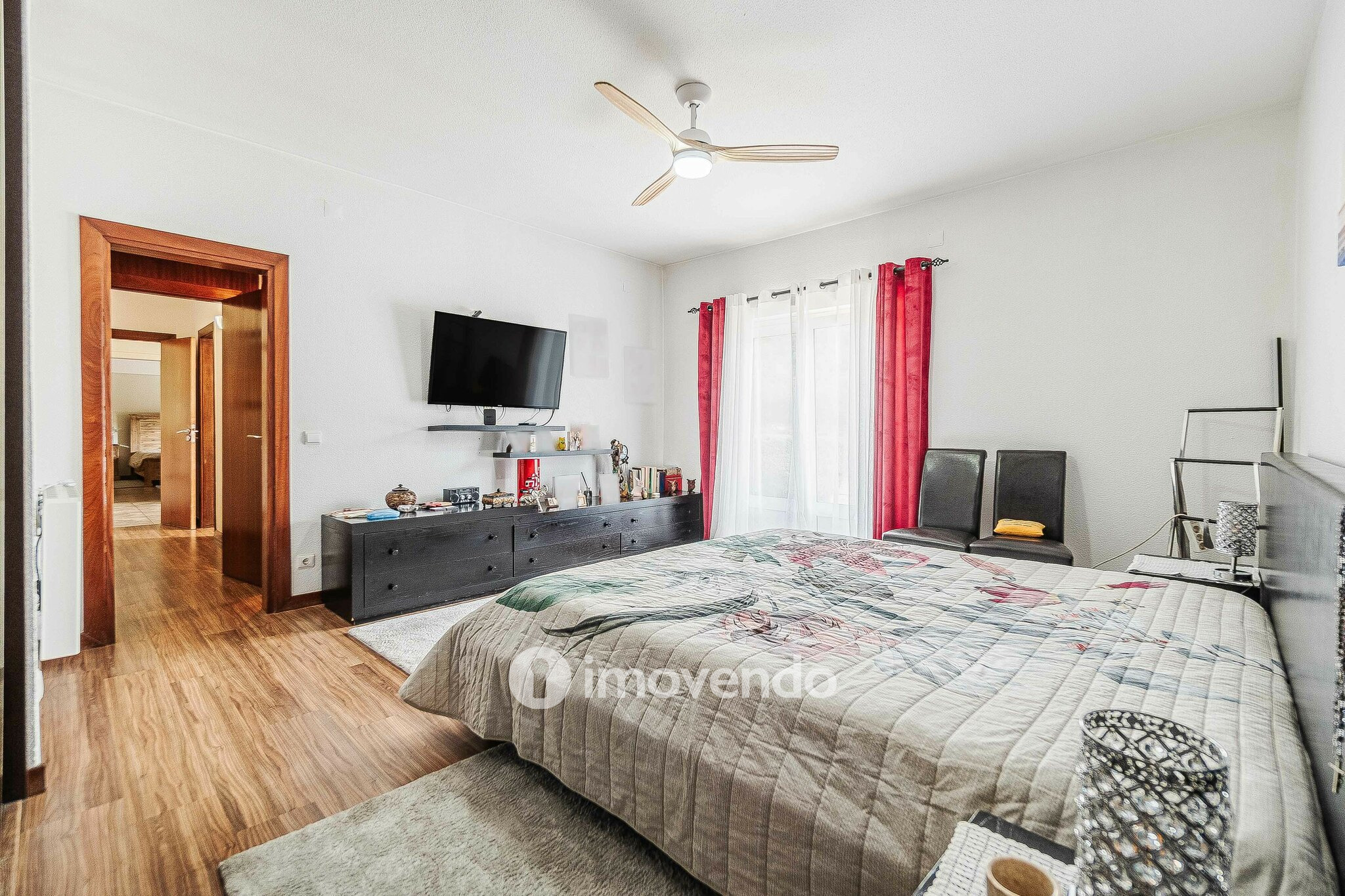 Quinta T3 isolada, com 14.500m² de terreno e piscina, em Loures