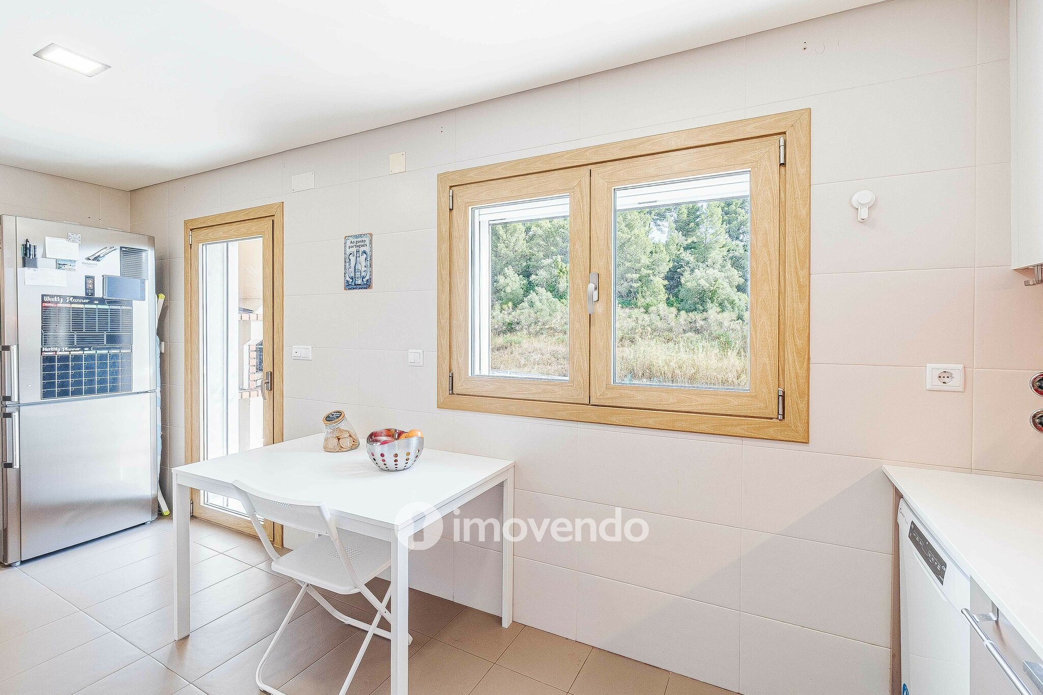 Apartamento T3 com garagem e cozinha equipada, em Alverca