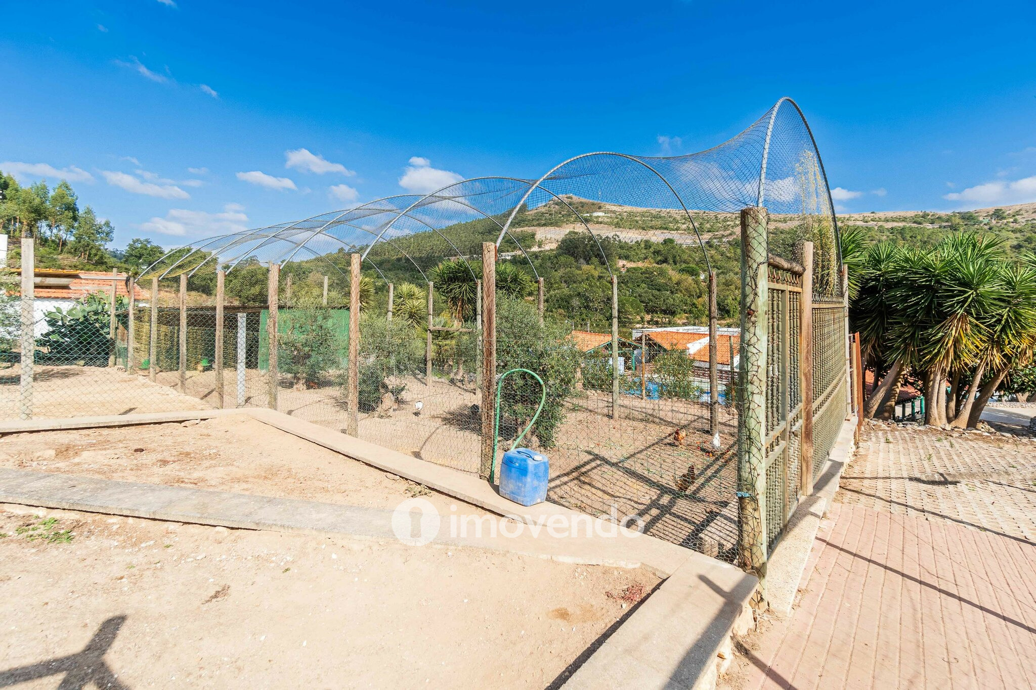 Quinta T3 isolada, com 14.500m² de terreno e piscina, em Loures