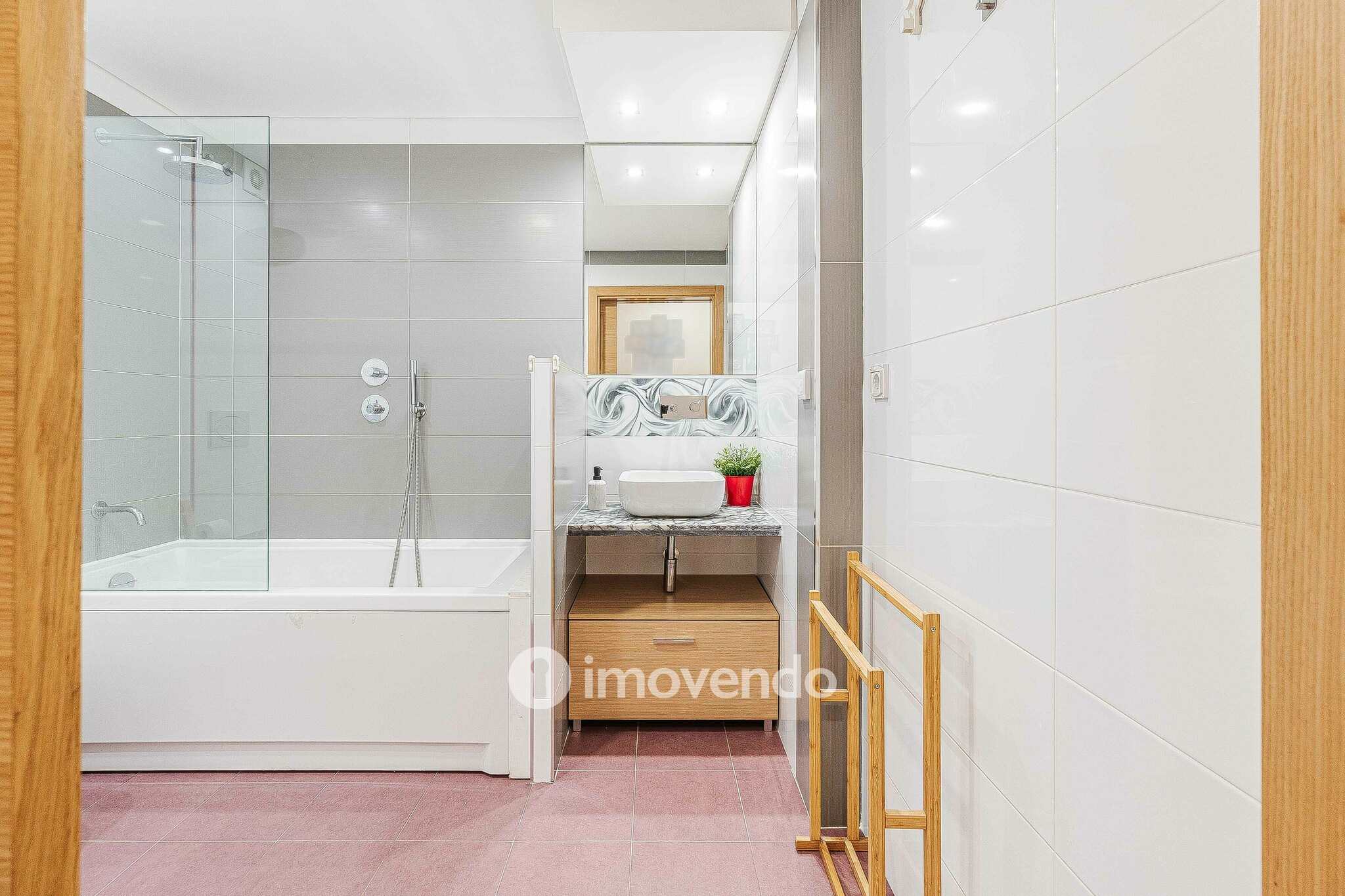 Apartamento T3 com garagem e cozinha equipada, em Alverca