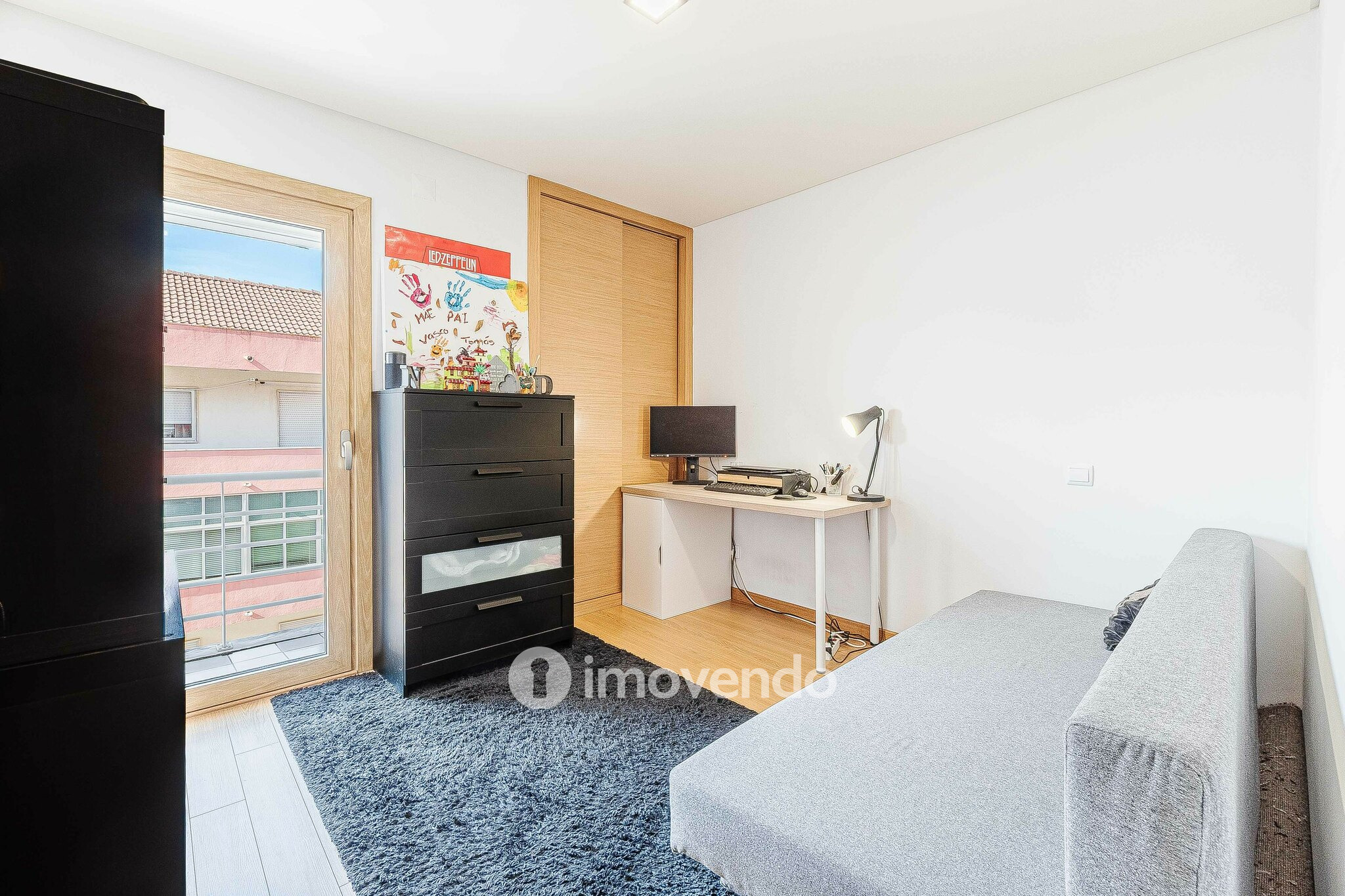 Apartamento T3 com garagem e cozinha equipada, em Alverca