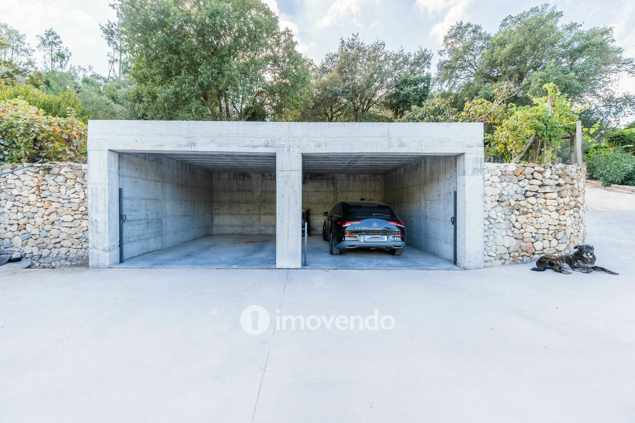 Quinta T3 isolada, com 14.500m² de terreno e piscina, em Loures