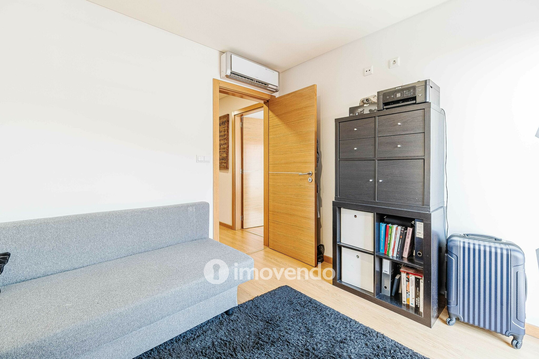 Apartamento T3 com garagem e cozinha equipada, em Alverca