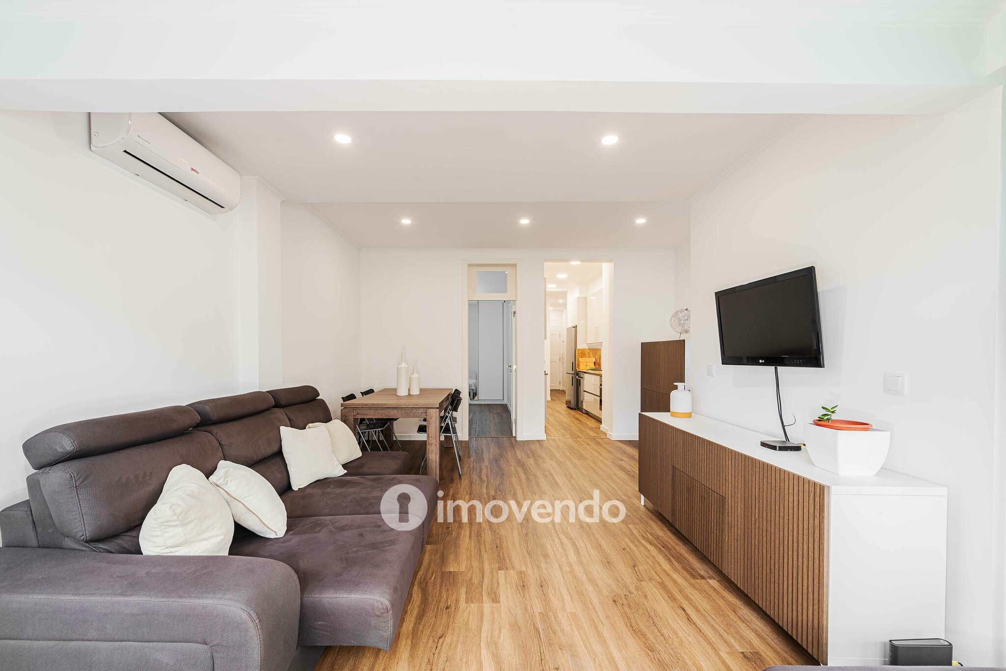 Apartamento T2 remodelado, com pátio e cozinha equipada, em Lisboa