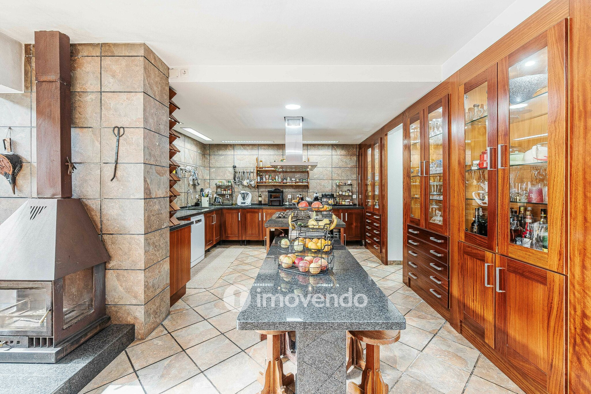 Quinta T3 isolada, com 14.500m² de terreno e piscina, em Loures