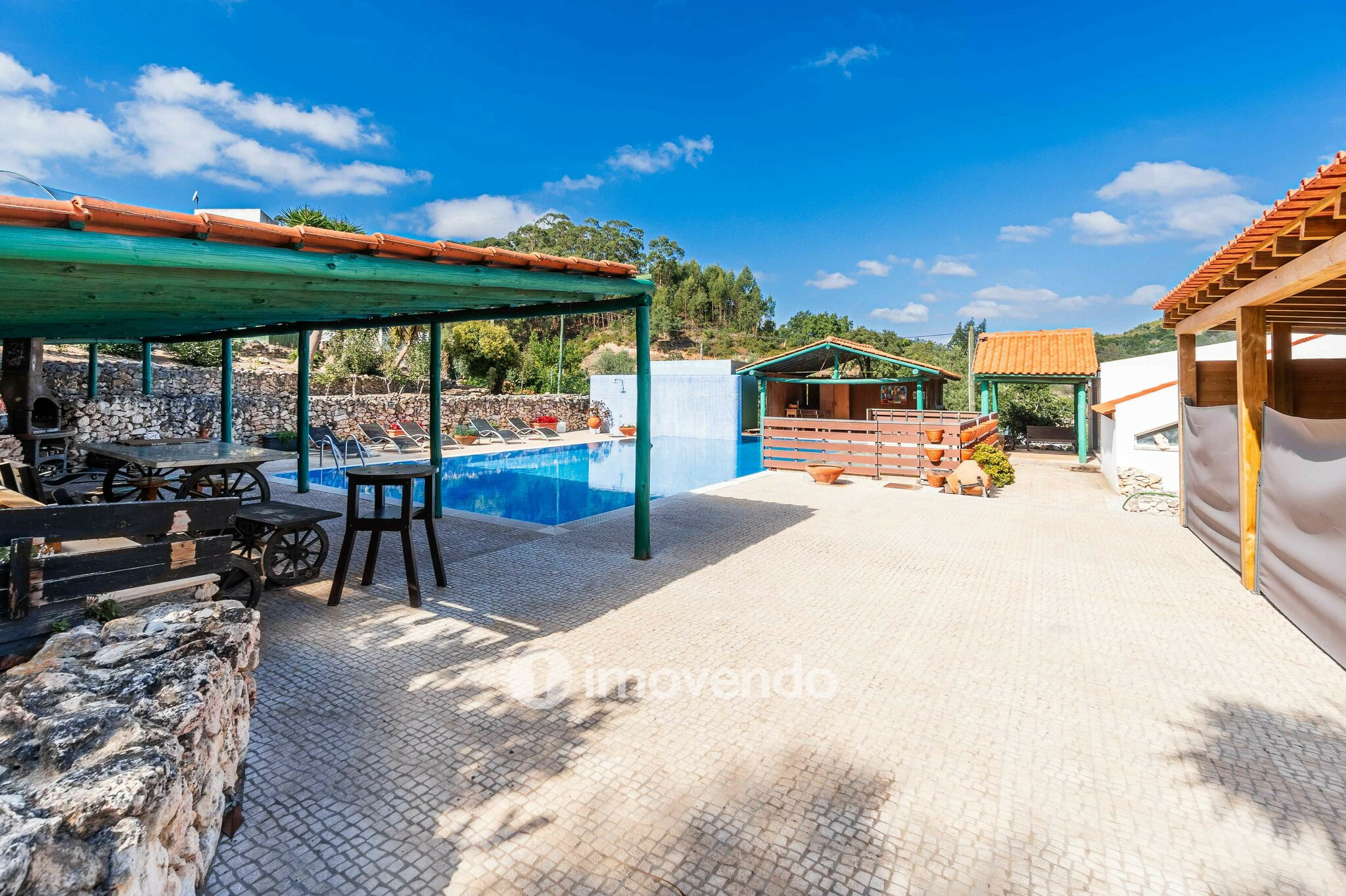 Quinta T3 isolada, com 14.500m² de terreno e piscina, em Loures