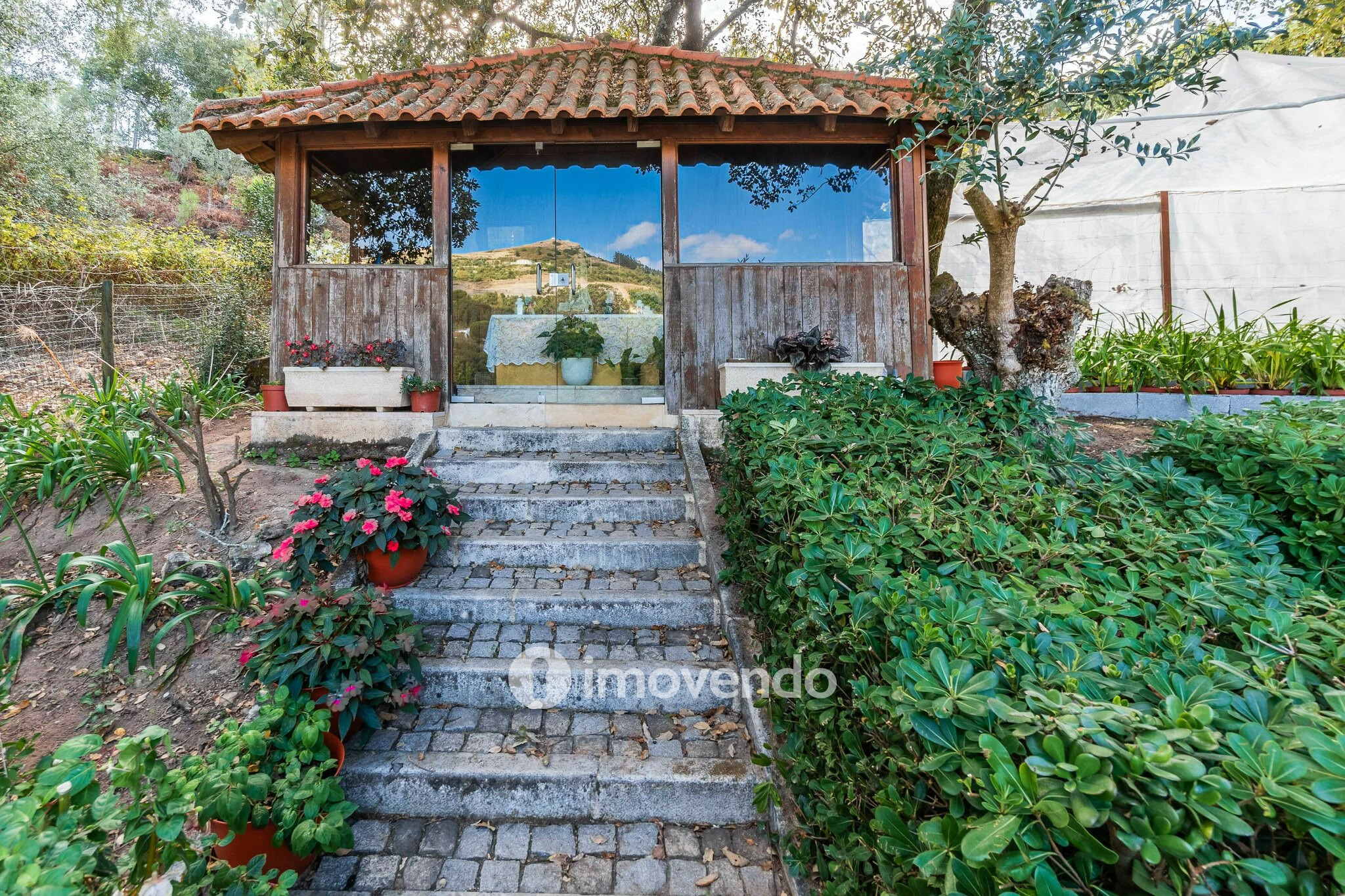 Quinta T3 isolada, com 14.500m² de terreno e piscina, em Loures