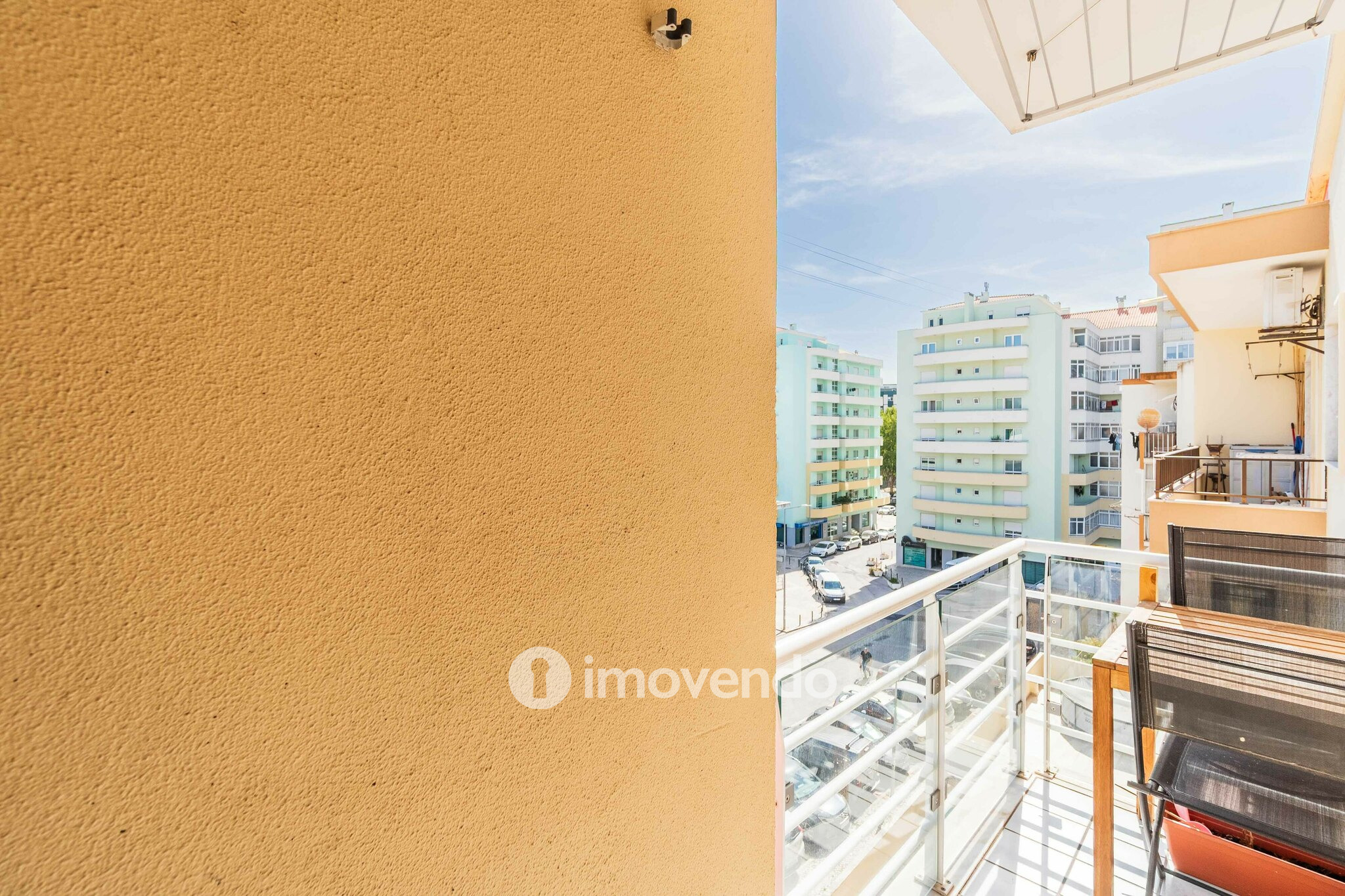 Apartamento T3 com garagem e cozinha equipada, em Alverca