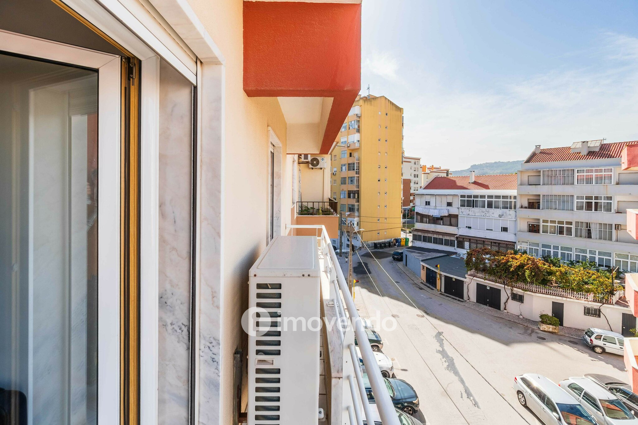 Apartamento T3 com garagem e cozinha equipada, em Alverca